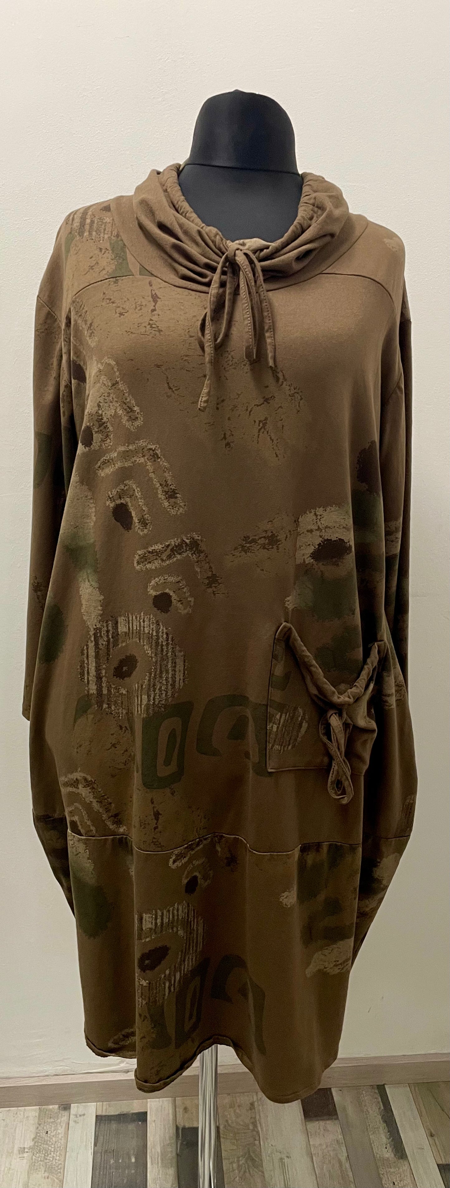 Kleid mit Schlauchkragen und aufgesetzter Tasche