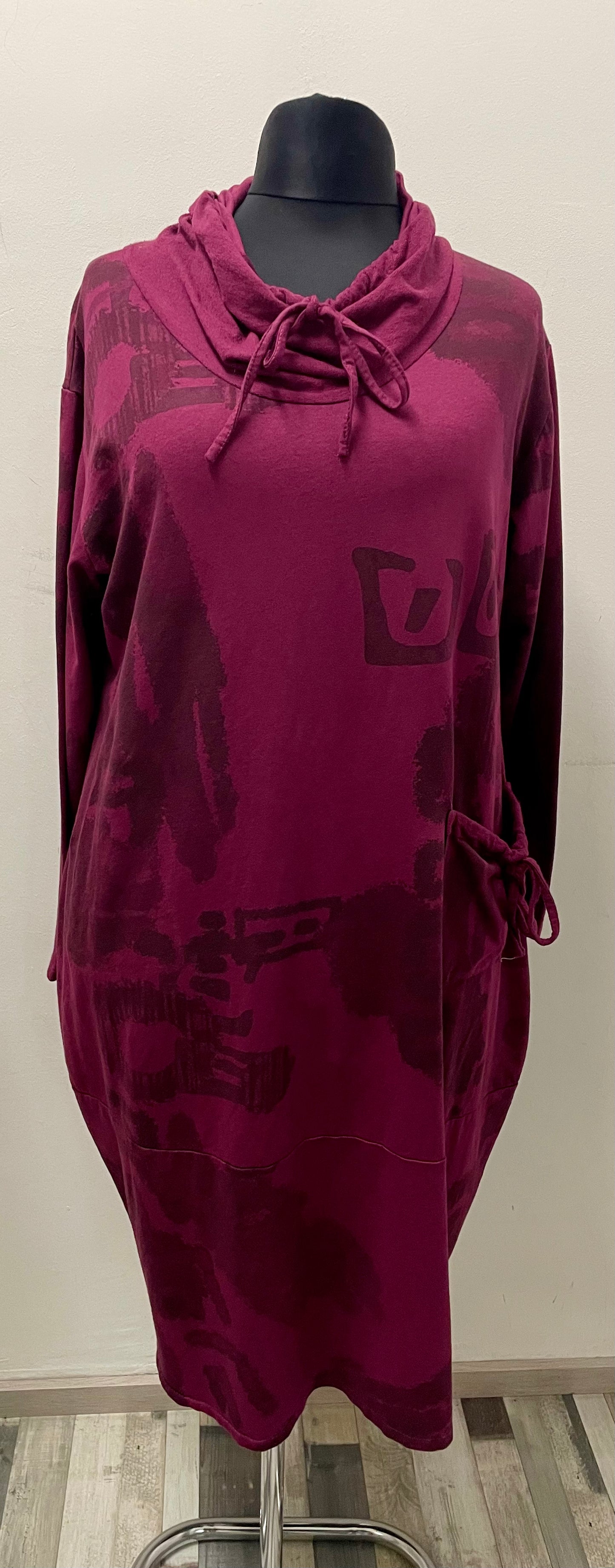 Kleid mit Schlauchkragen und aufgesetzter Tasche