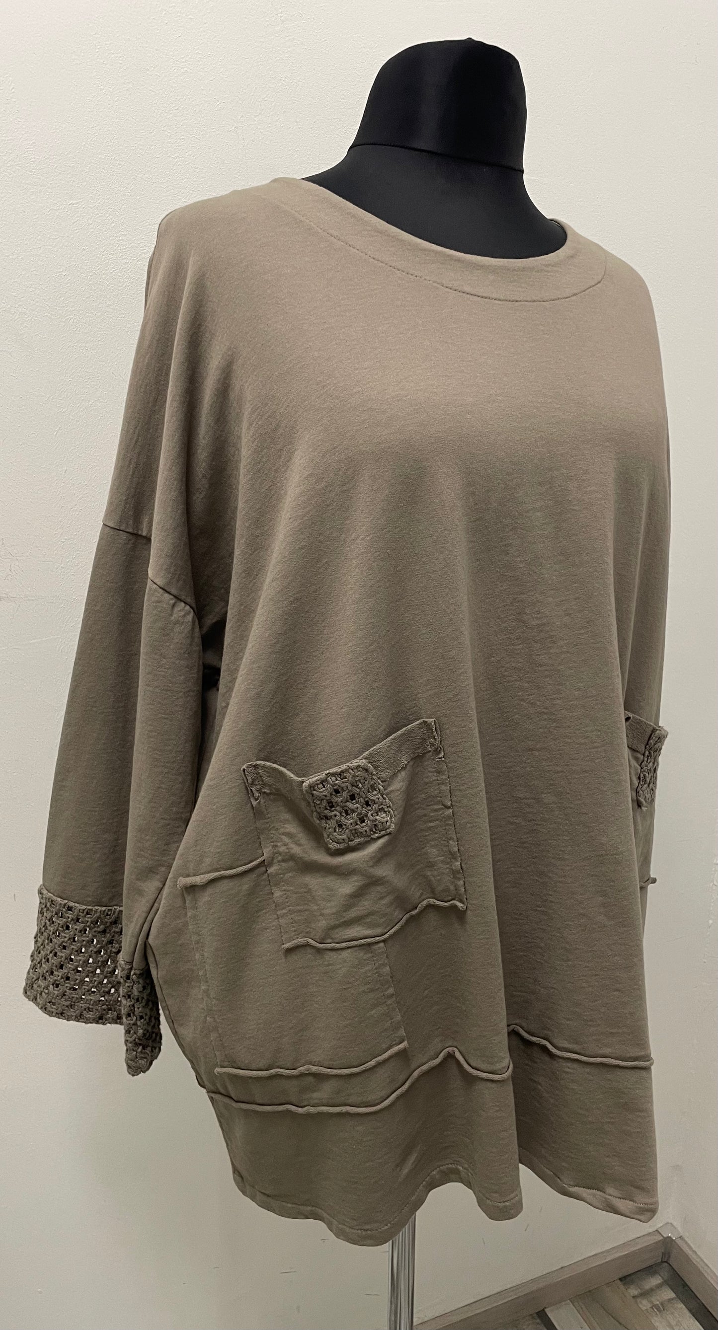 Shirt mit Netzeinsatz an den Ärmeln