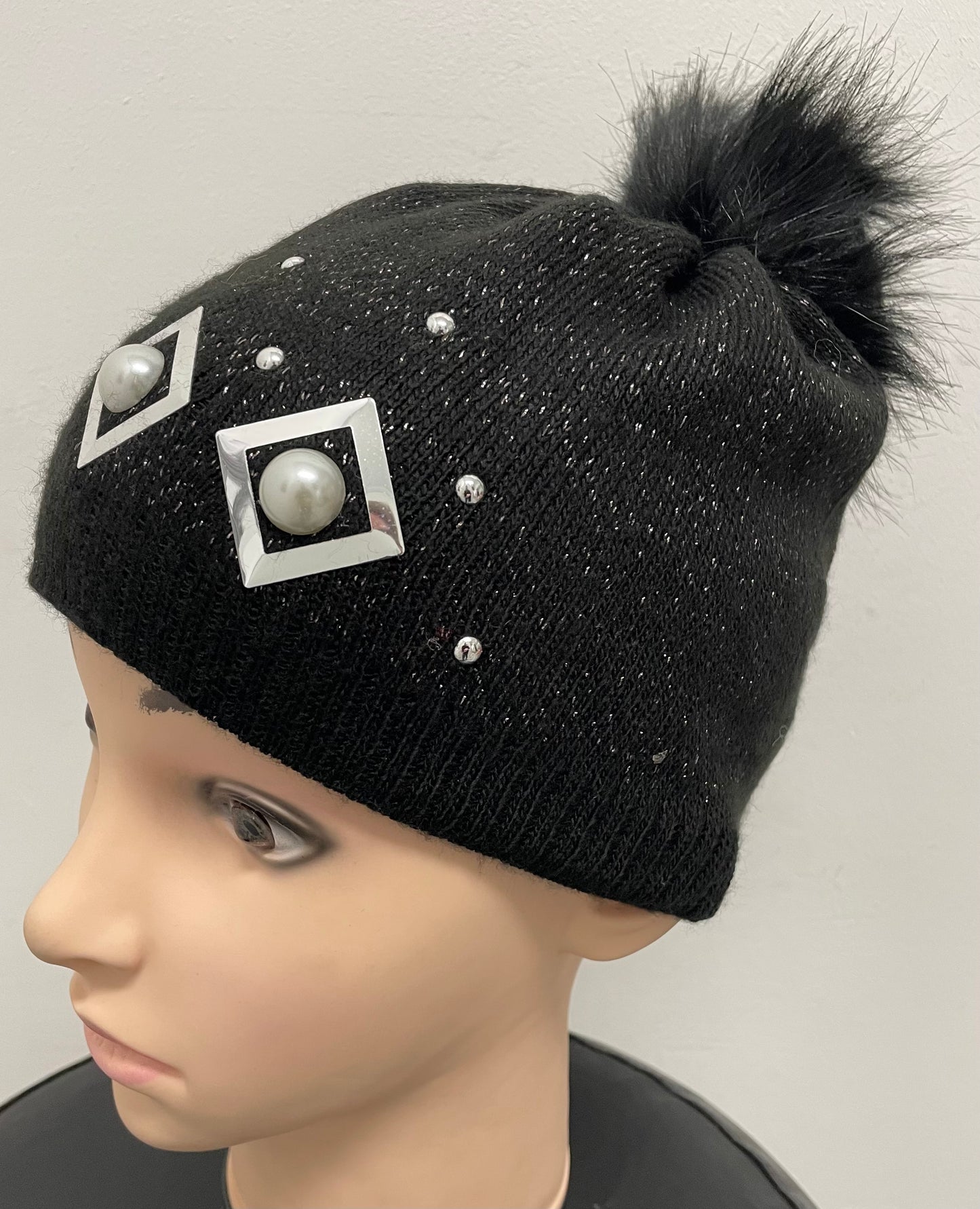 Wollhaube mit silberfarbenen Applikationen