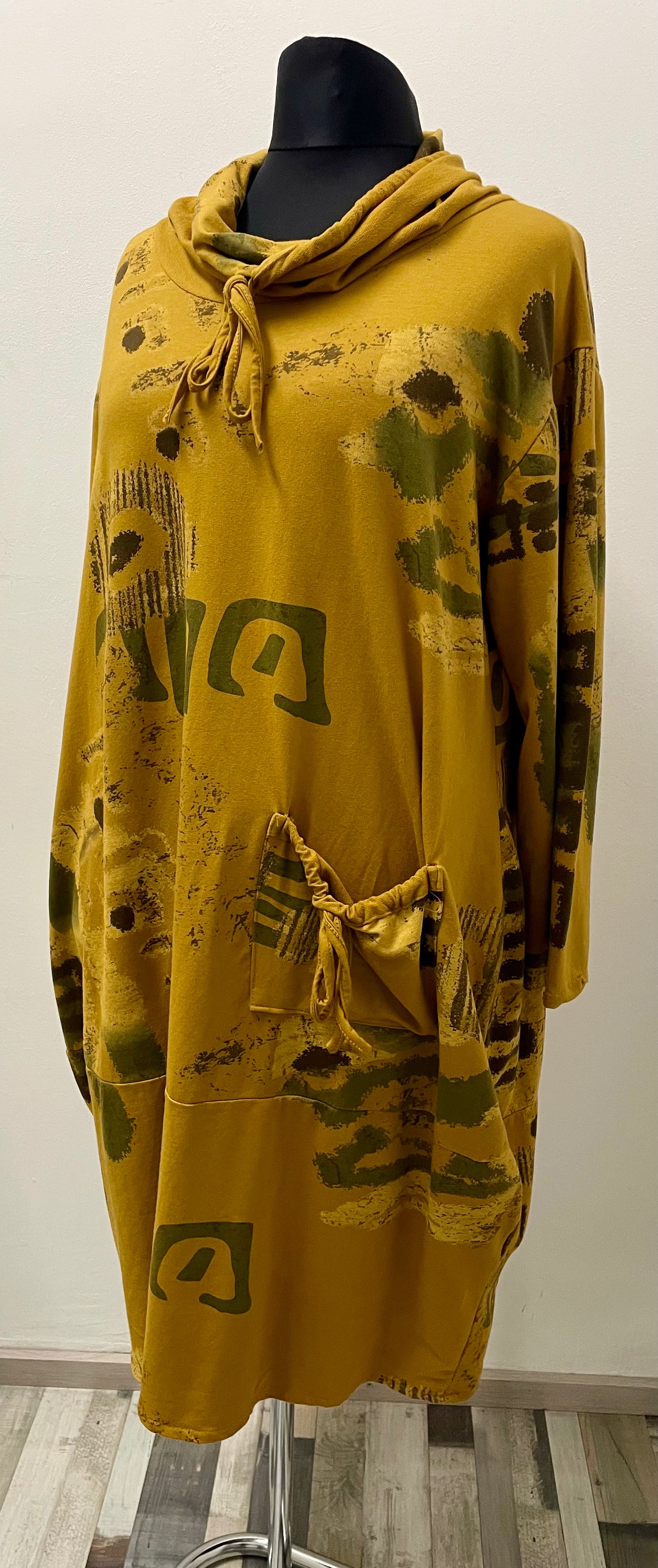 Kleid mit Schlauchkragen und aufgesetzter Tasche