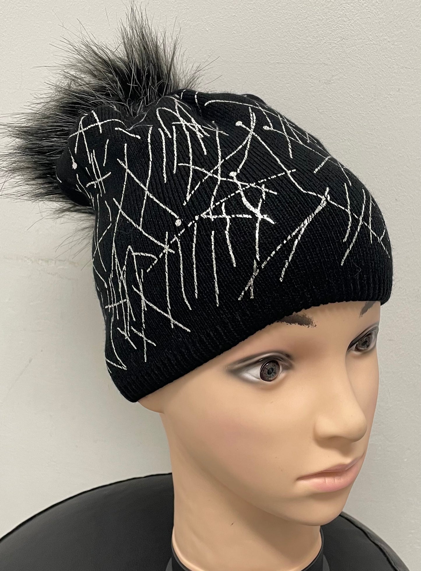 Mütze mit silberfarbenen Muster