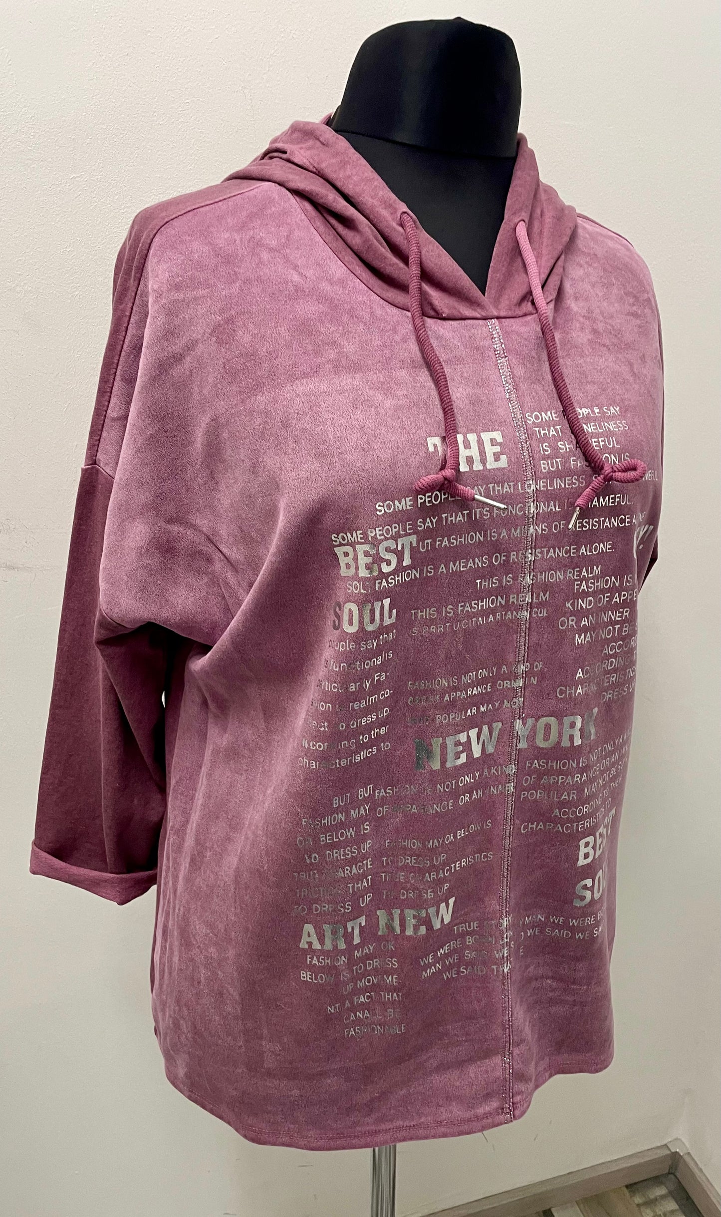 Langarmshirt mit Kapuze und silberfarbenen Aufdruck
