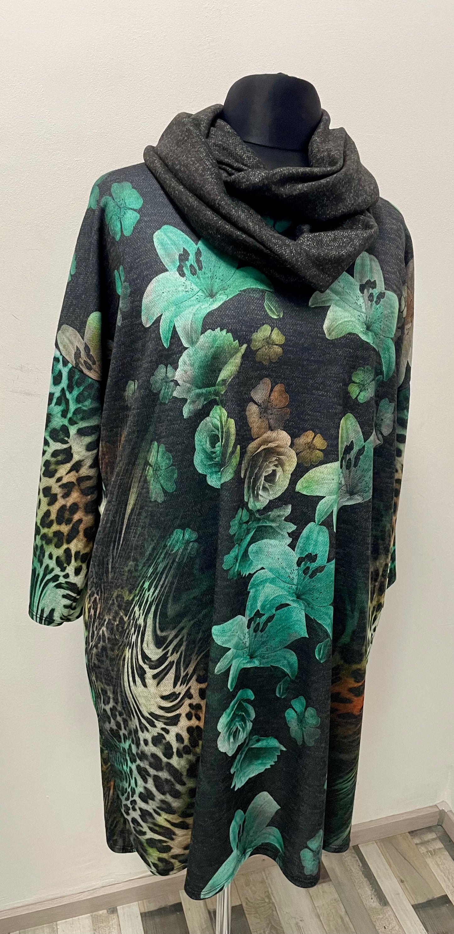 Kleid mit Loop-Schal