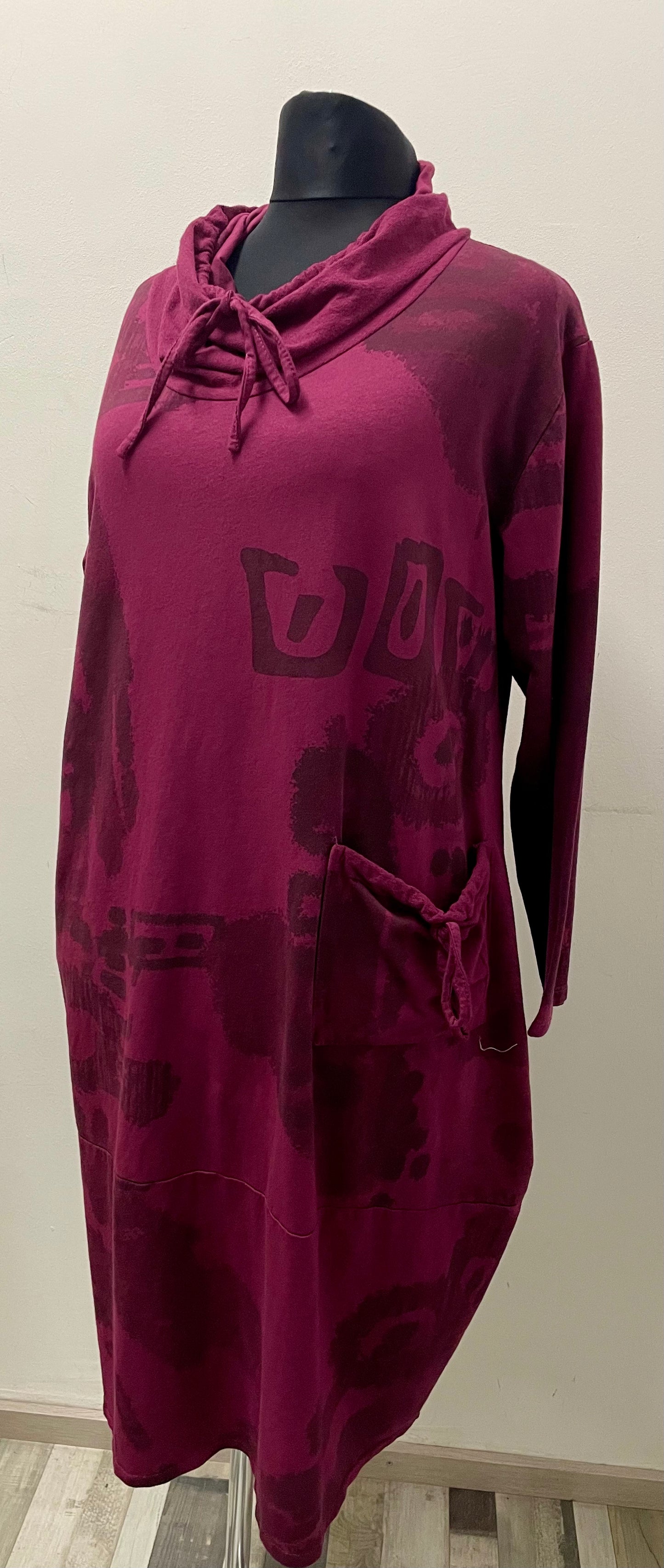 Kleid mit Schlauchkragen und aufgesetzter Tasche
