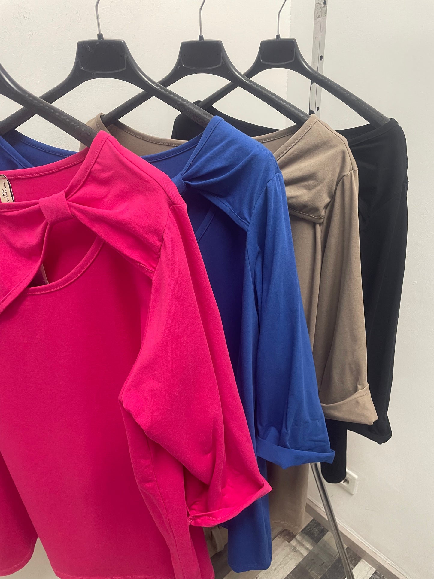 Shirt mit asymmetrischen Ausschnitt