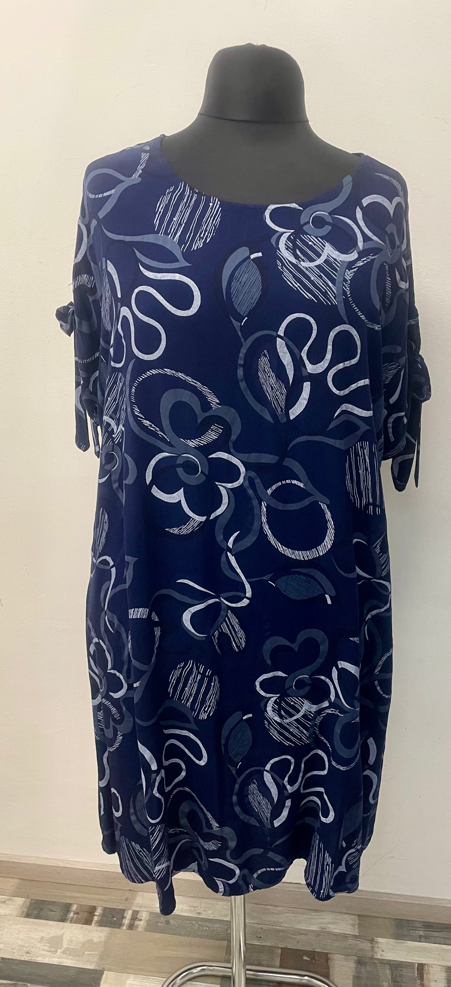 Sommerkleid mit dekorativen Bindedetail