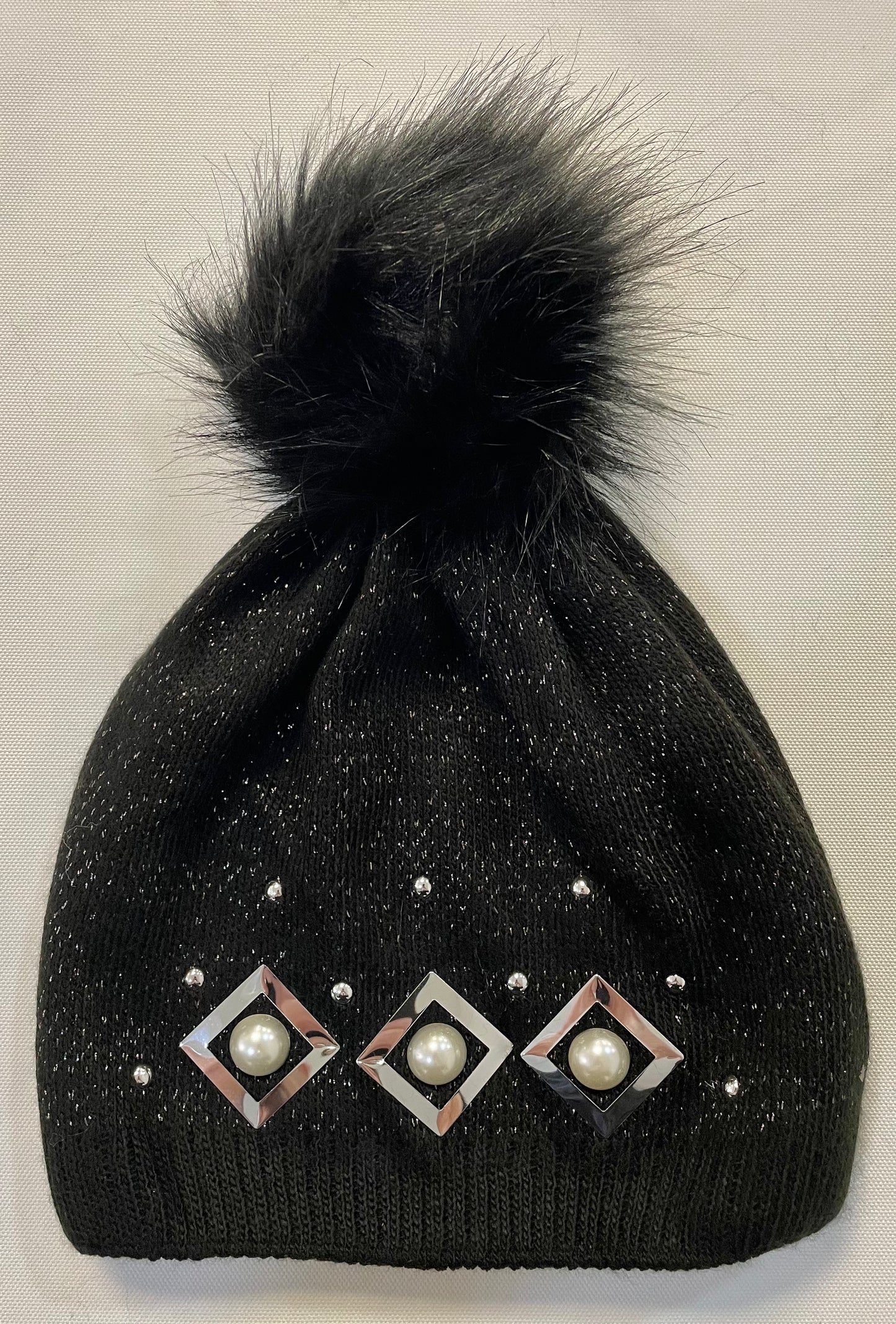 Wollhaube mit silberfarbenen Applikationen