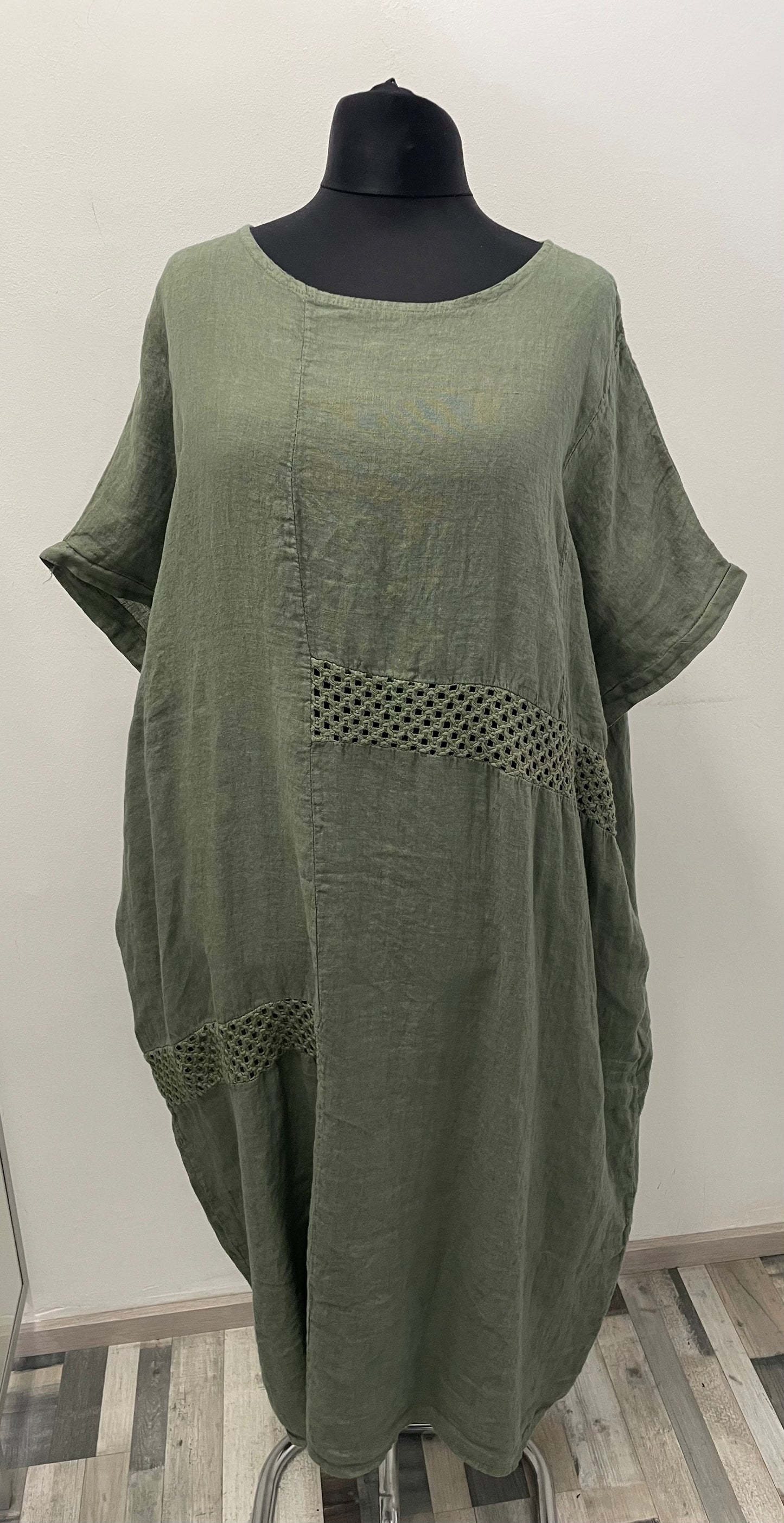 Oversize Leinenkleid mit Netzeinsatz