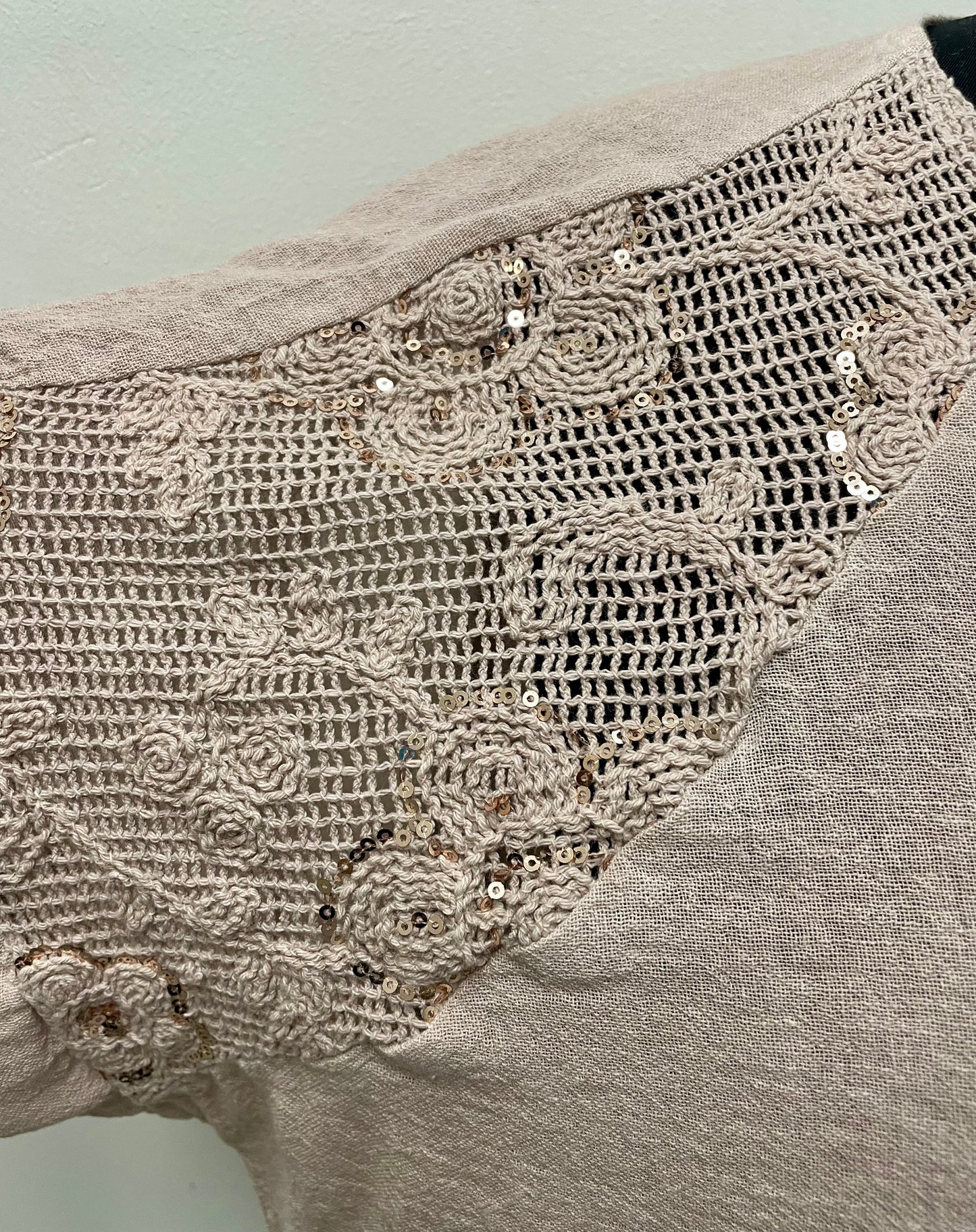 Shirt mit bestickten Netzeinsatz