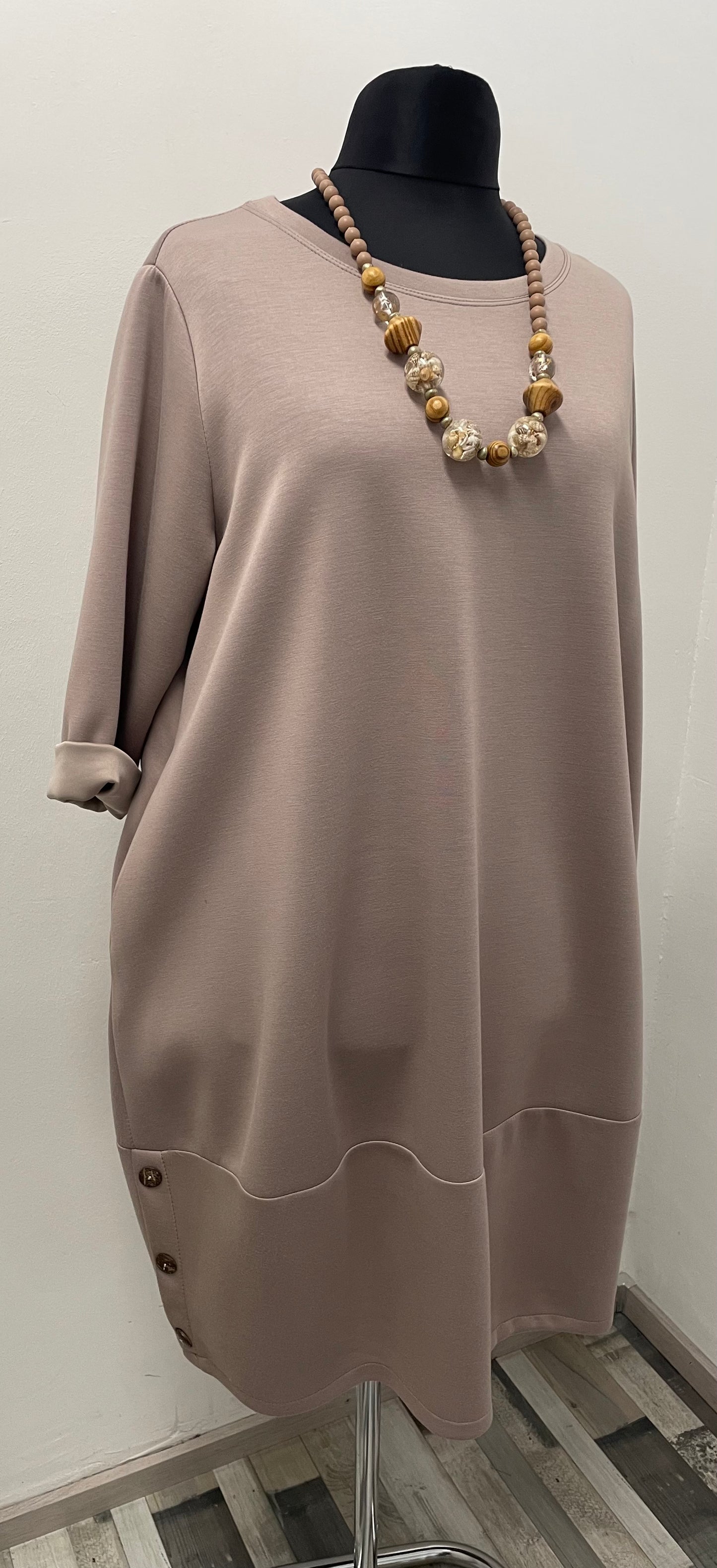 Kleid mit Zierknöpfe