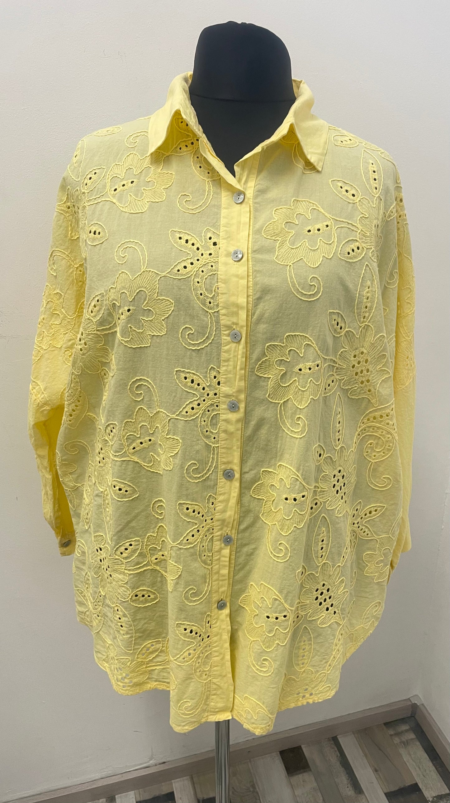 Bluse mit Blumenstickerei