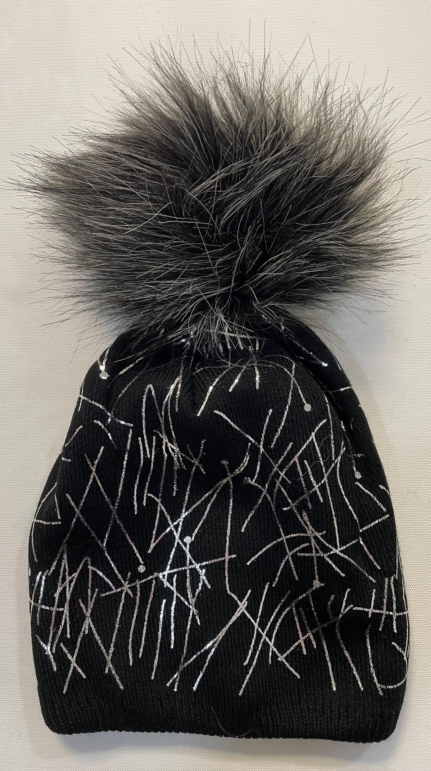 Mütze mit silberfarbenen Muster