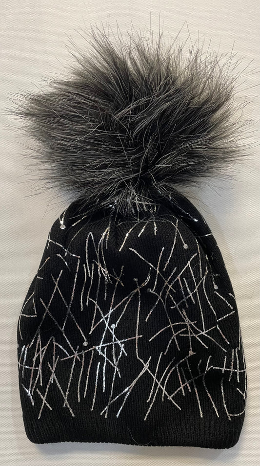 Mütze mit silberfarbenen Muster