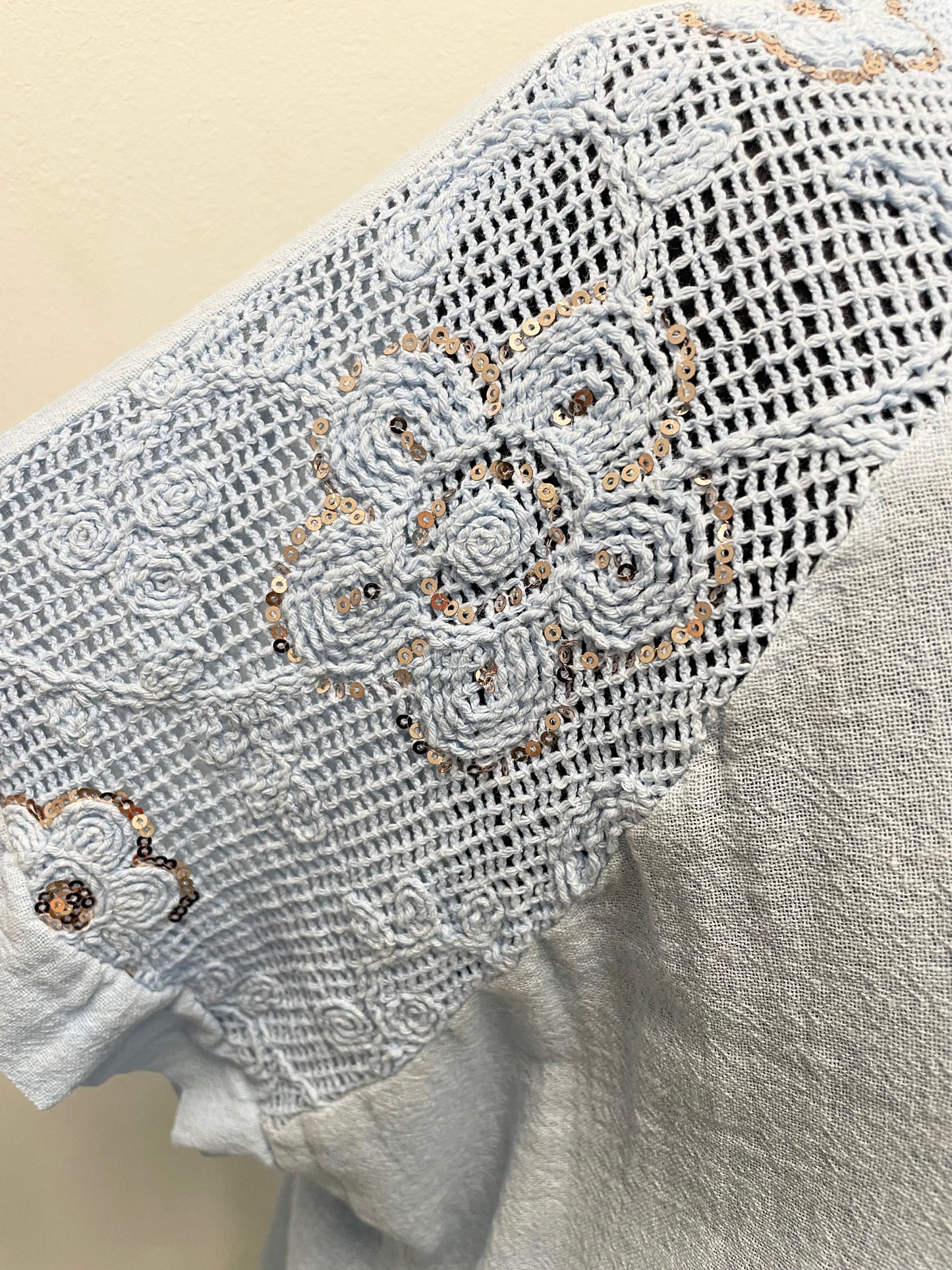 Shirt mit bestickten Netzeinsatz