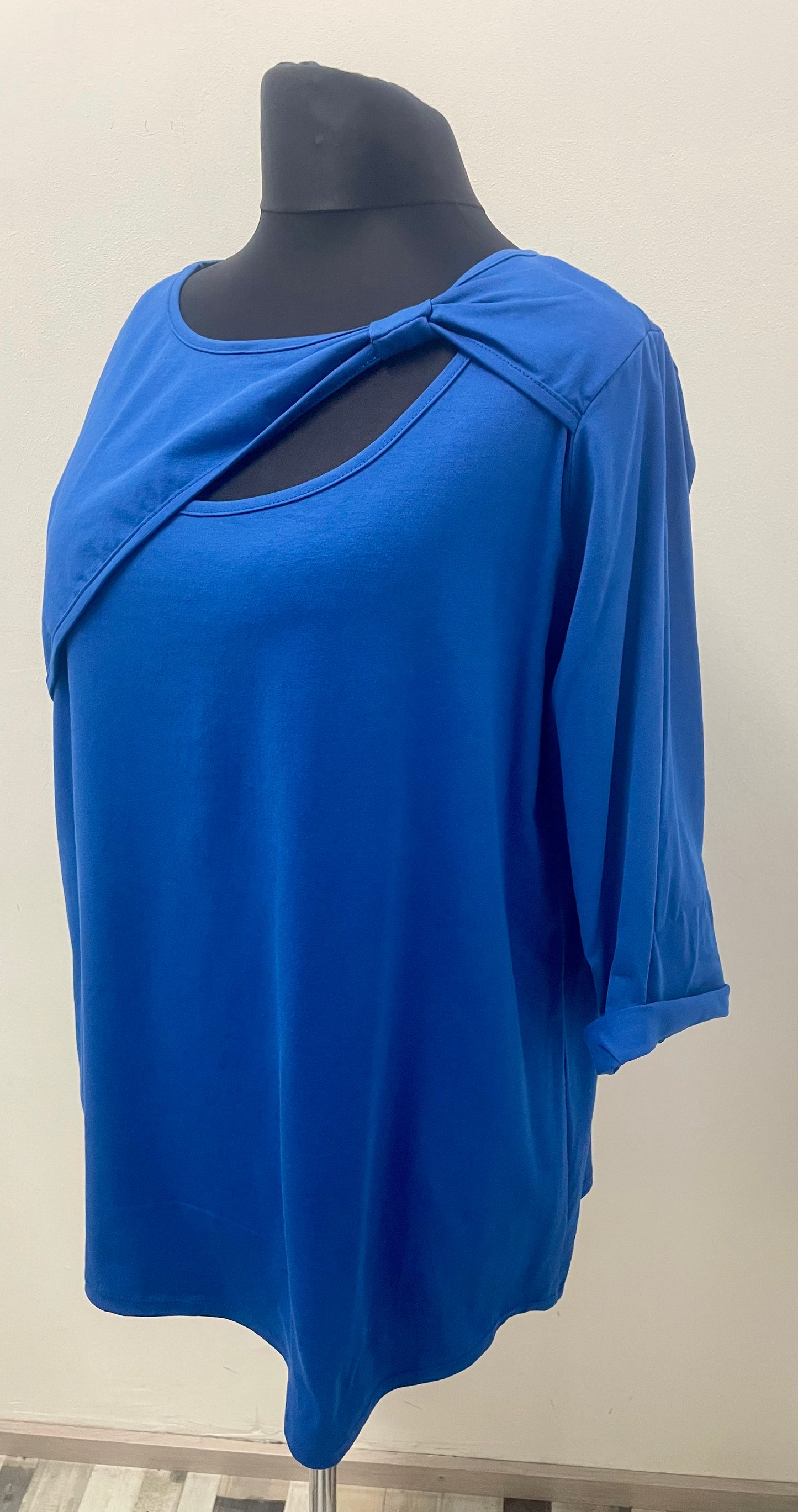 Shirt mit asymmetrischen Ausschnitt