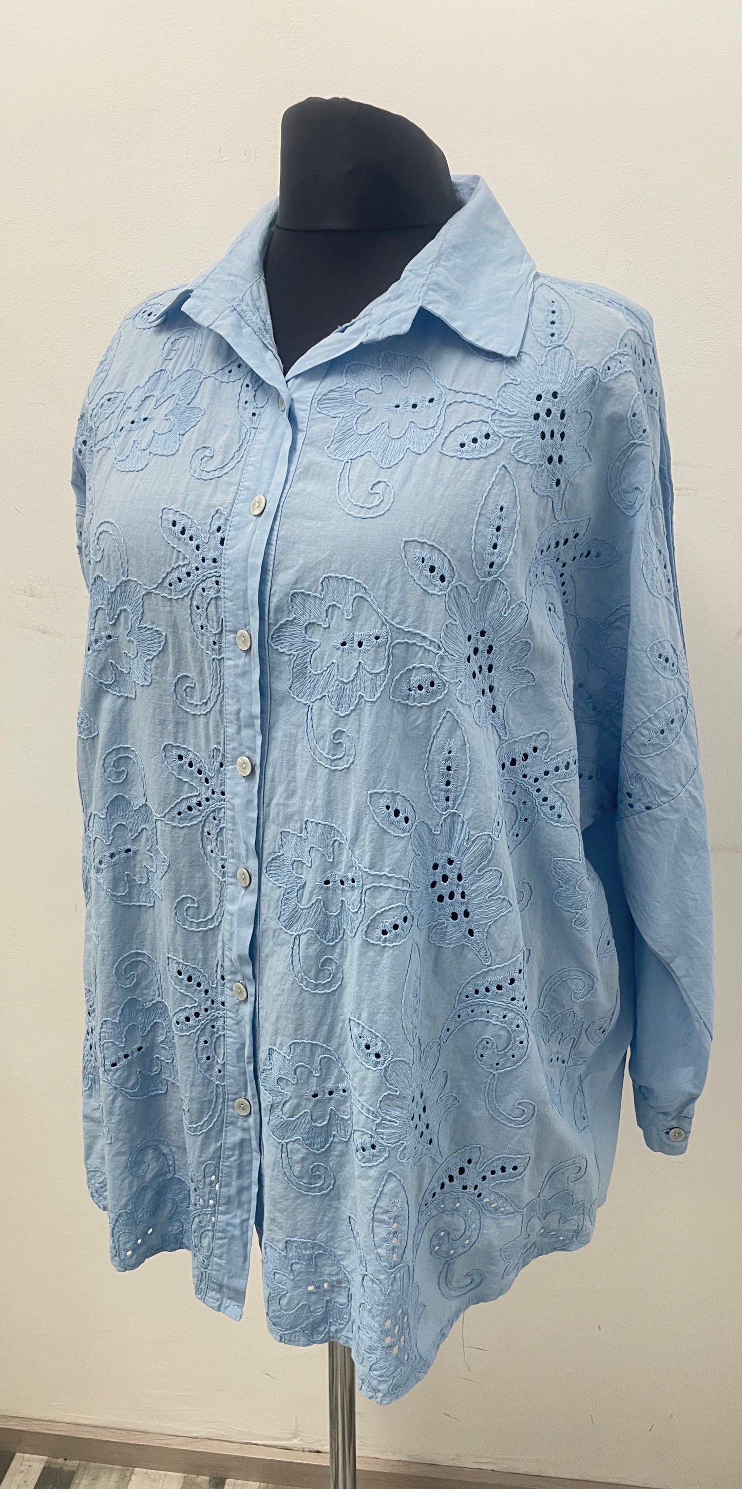 Bluse mit Blumenstickerei