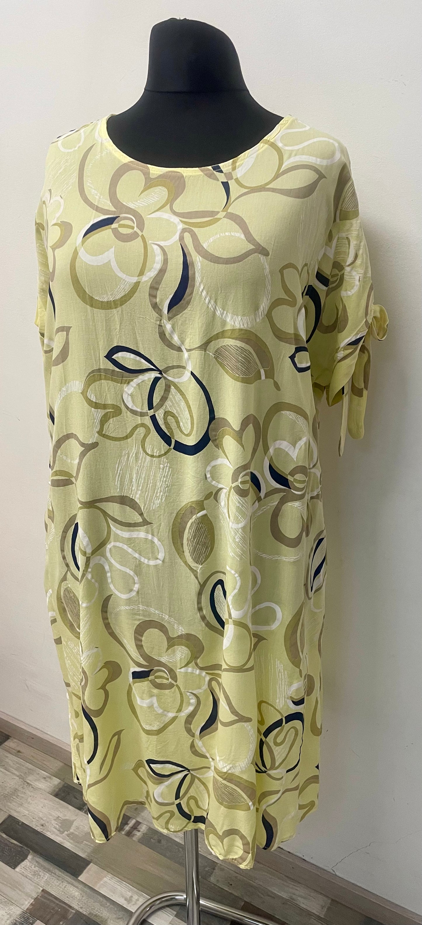 Sommerkleid mit dekorativen Bindedetail