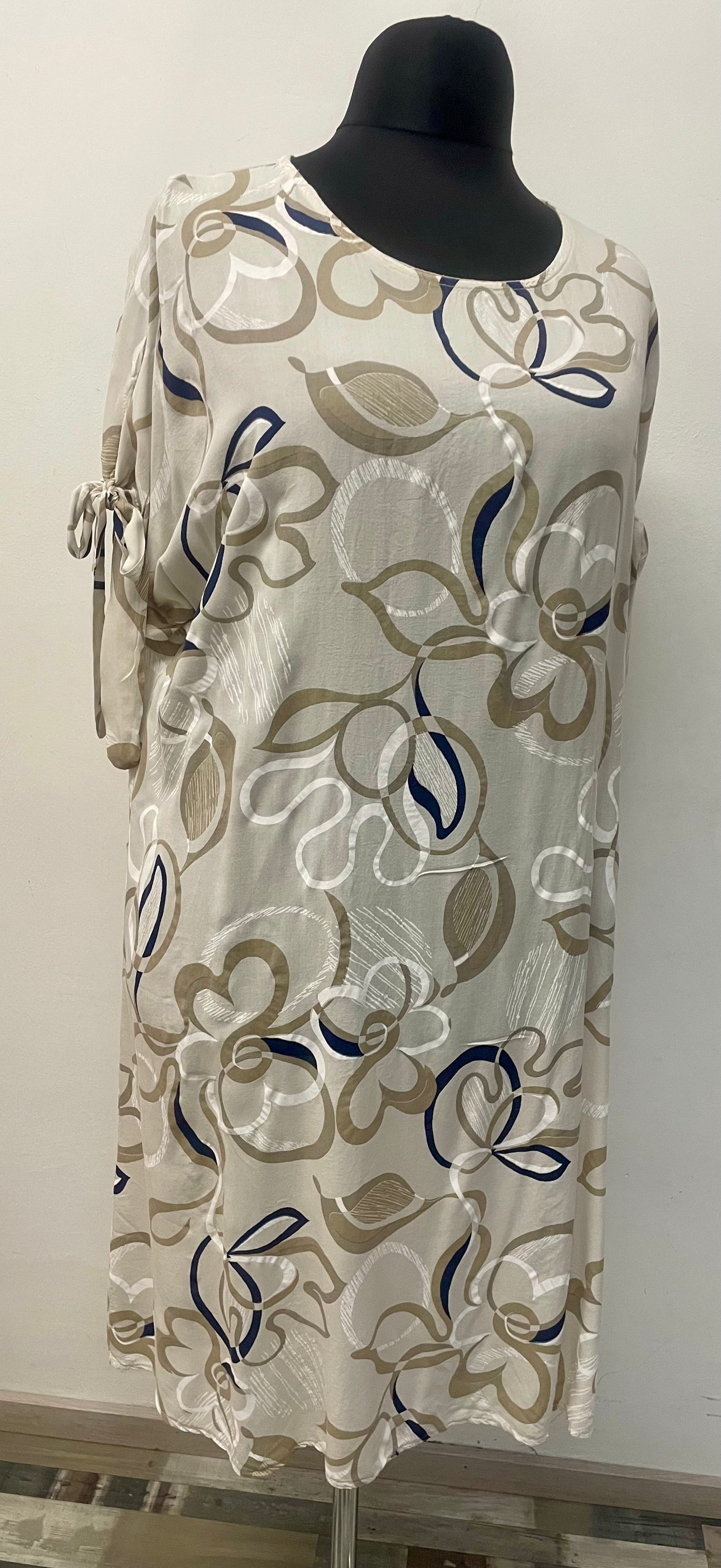 Sommerkleid mit dekorativen Bindedetail