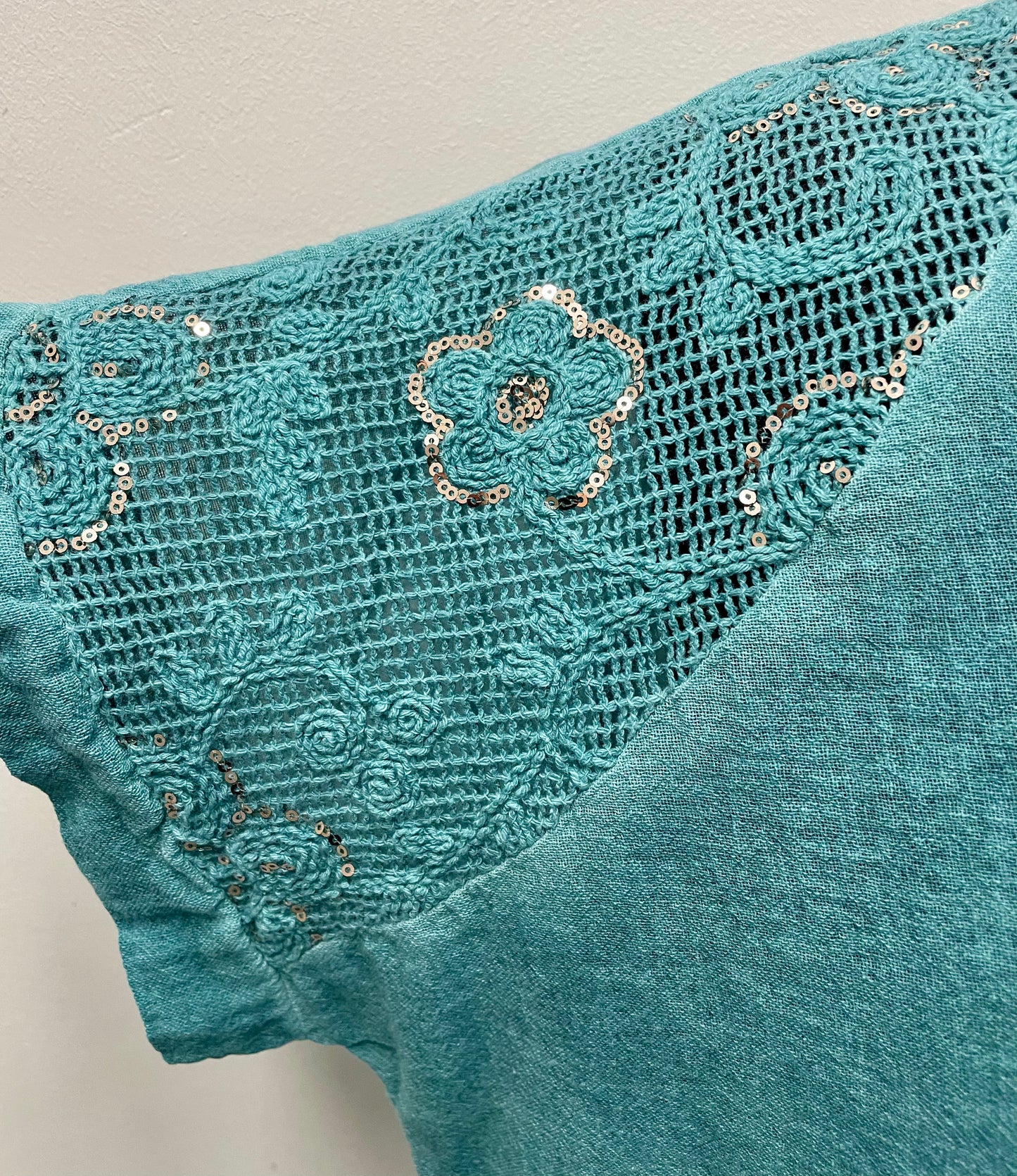 Shirt mit bestickten Netzeinsatz