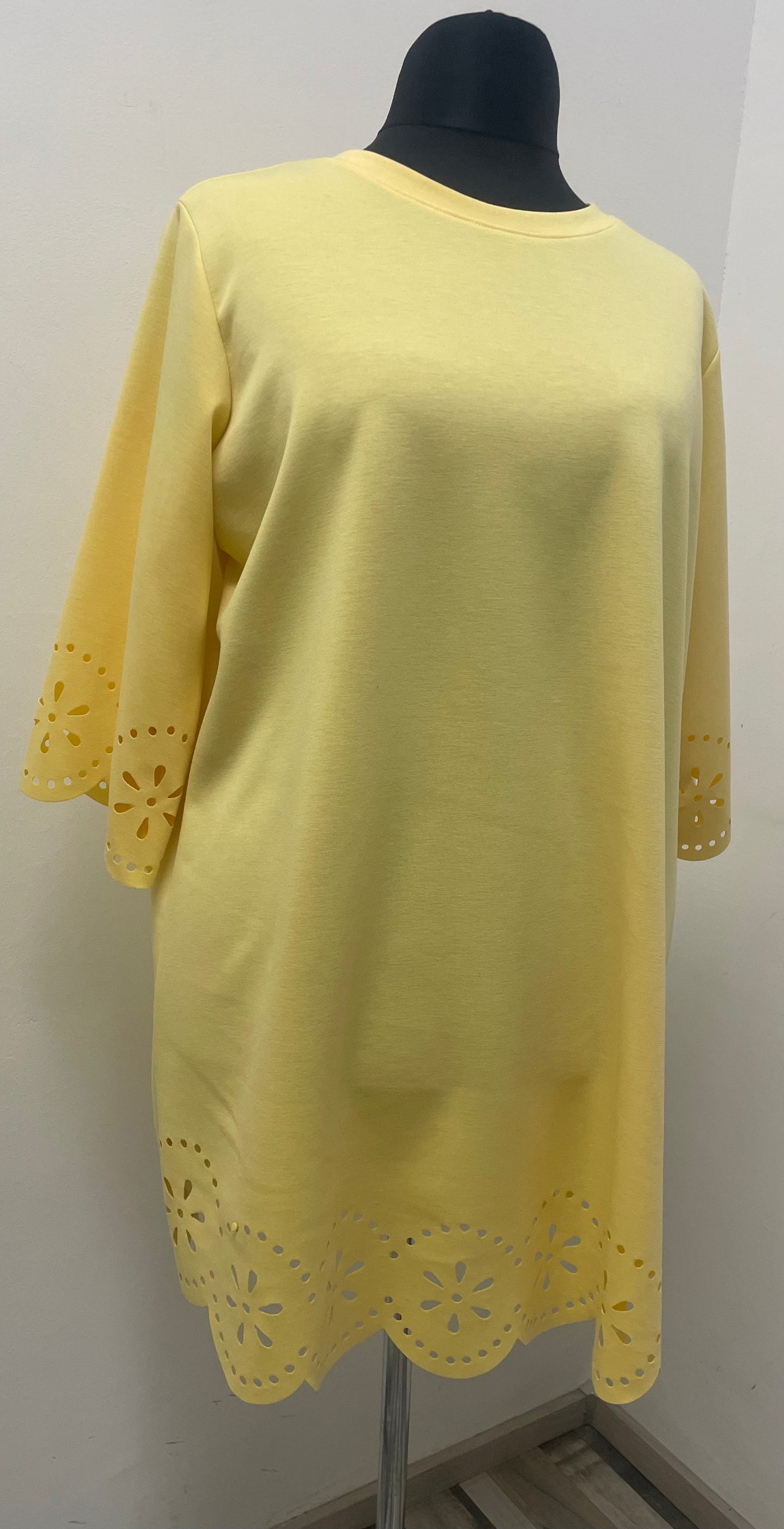 Kleid/Tunika mit Lochmuster