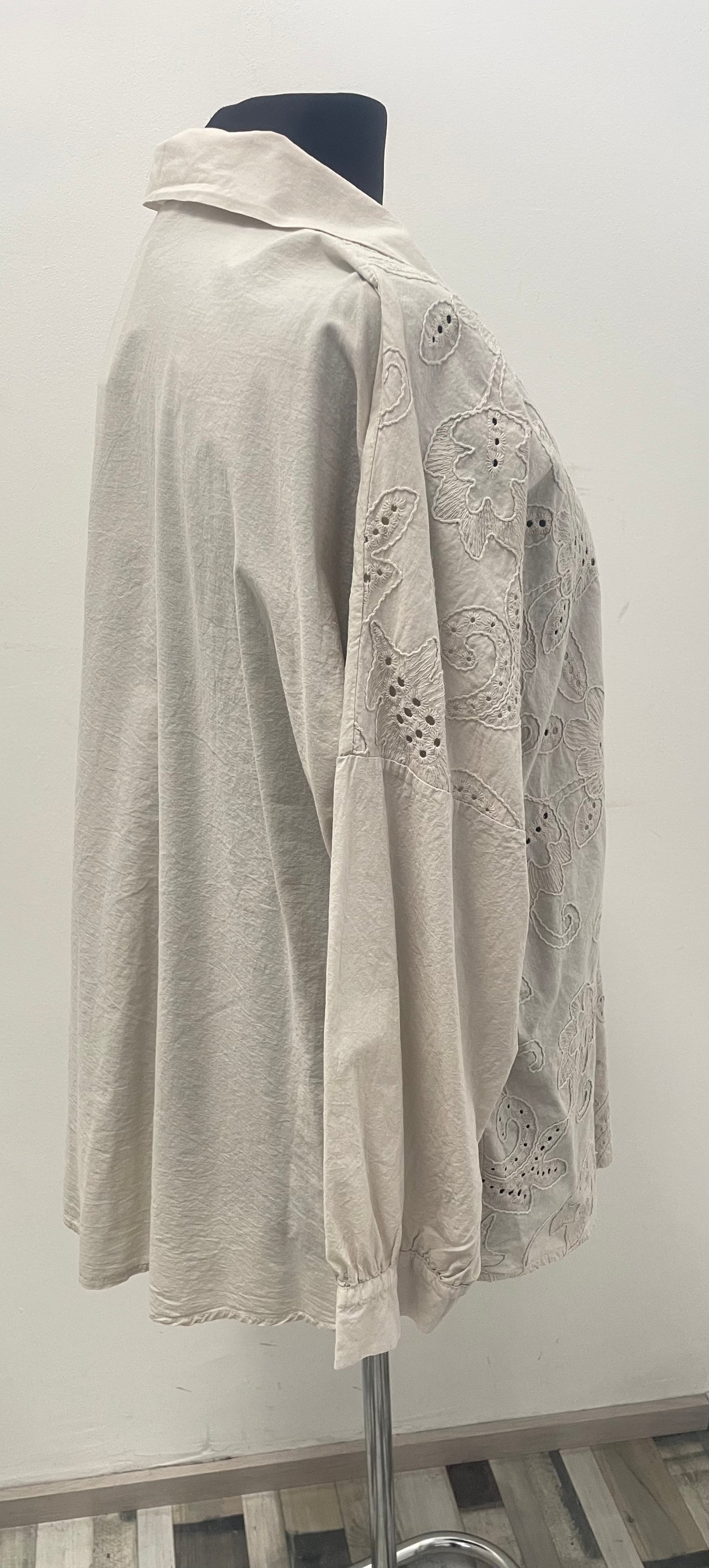 Bluse mit Blumenstickerei