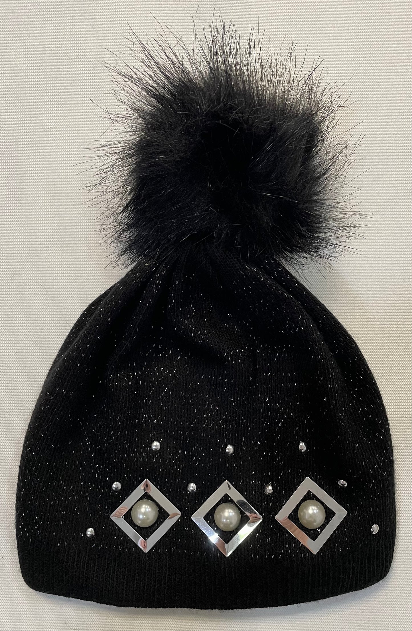 Wollhaube mit silberfarbenen Applikationen