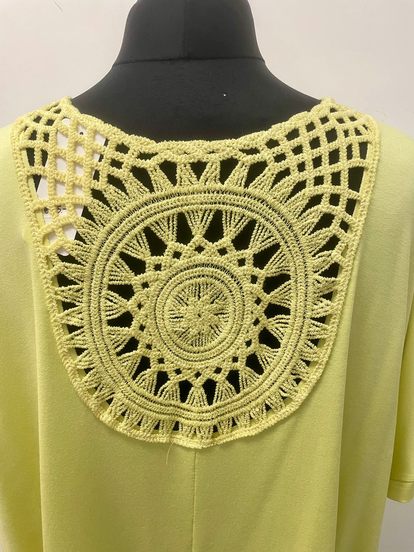 Shirt mit Häkeleinsatz