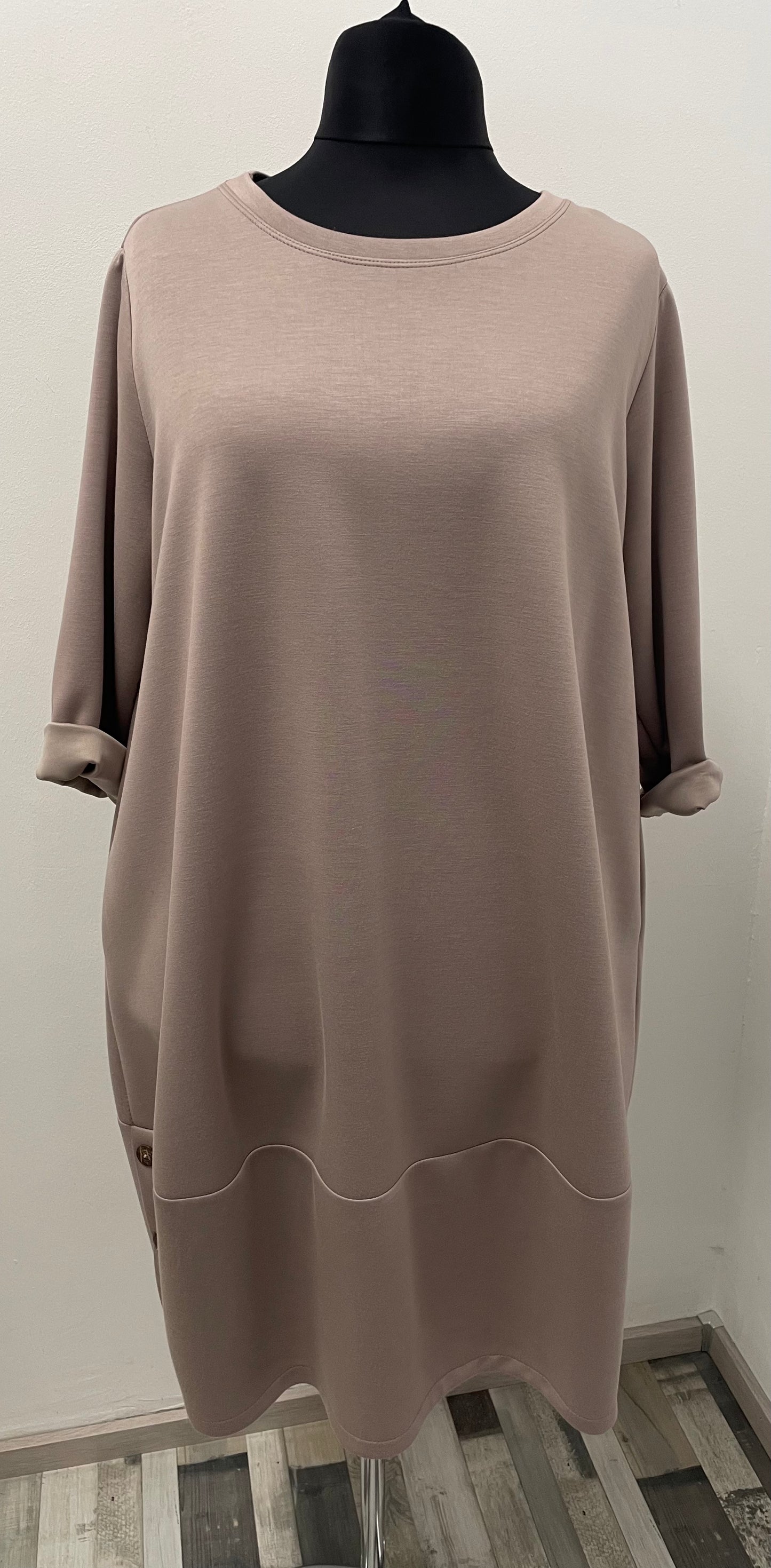 Kleid mit Zierknöpfe