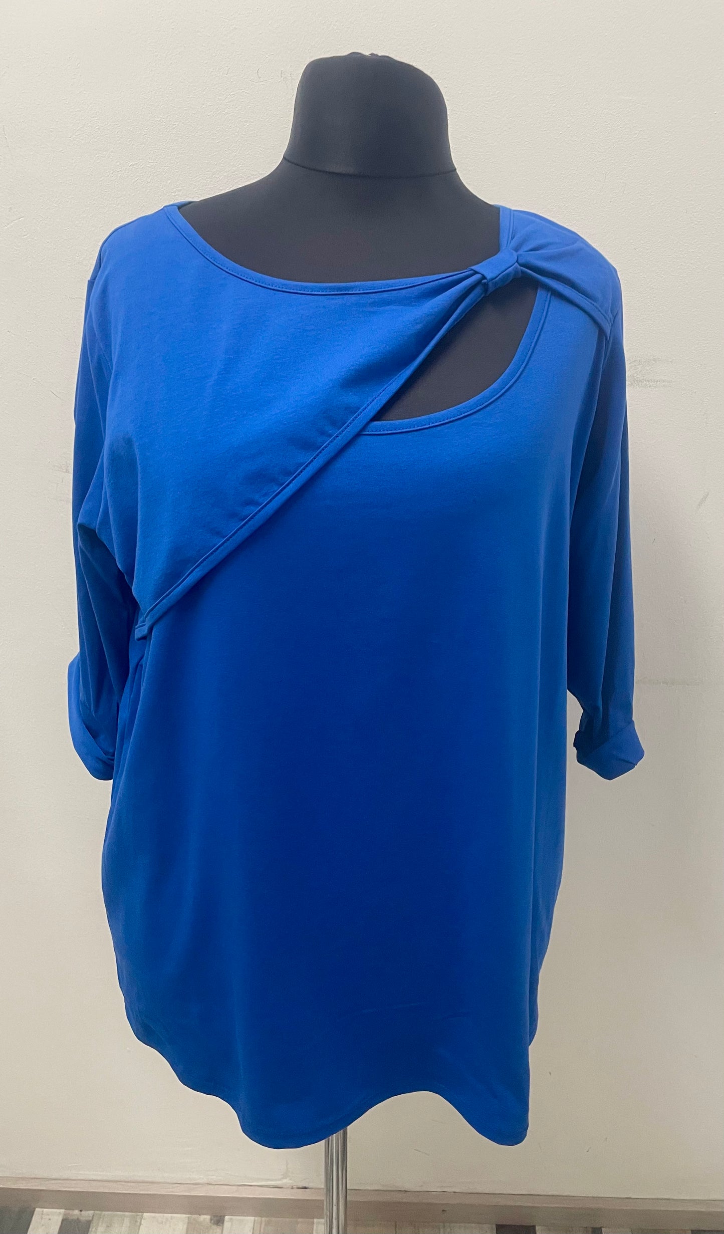 Shirt mit asymmetrischen Ausschnitt
