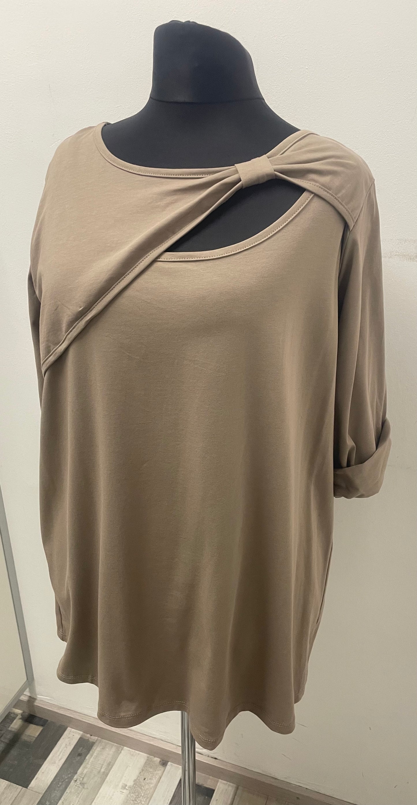 Shirt mit asymmetrischen Ausschnitt