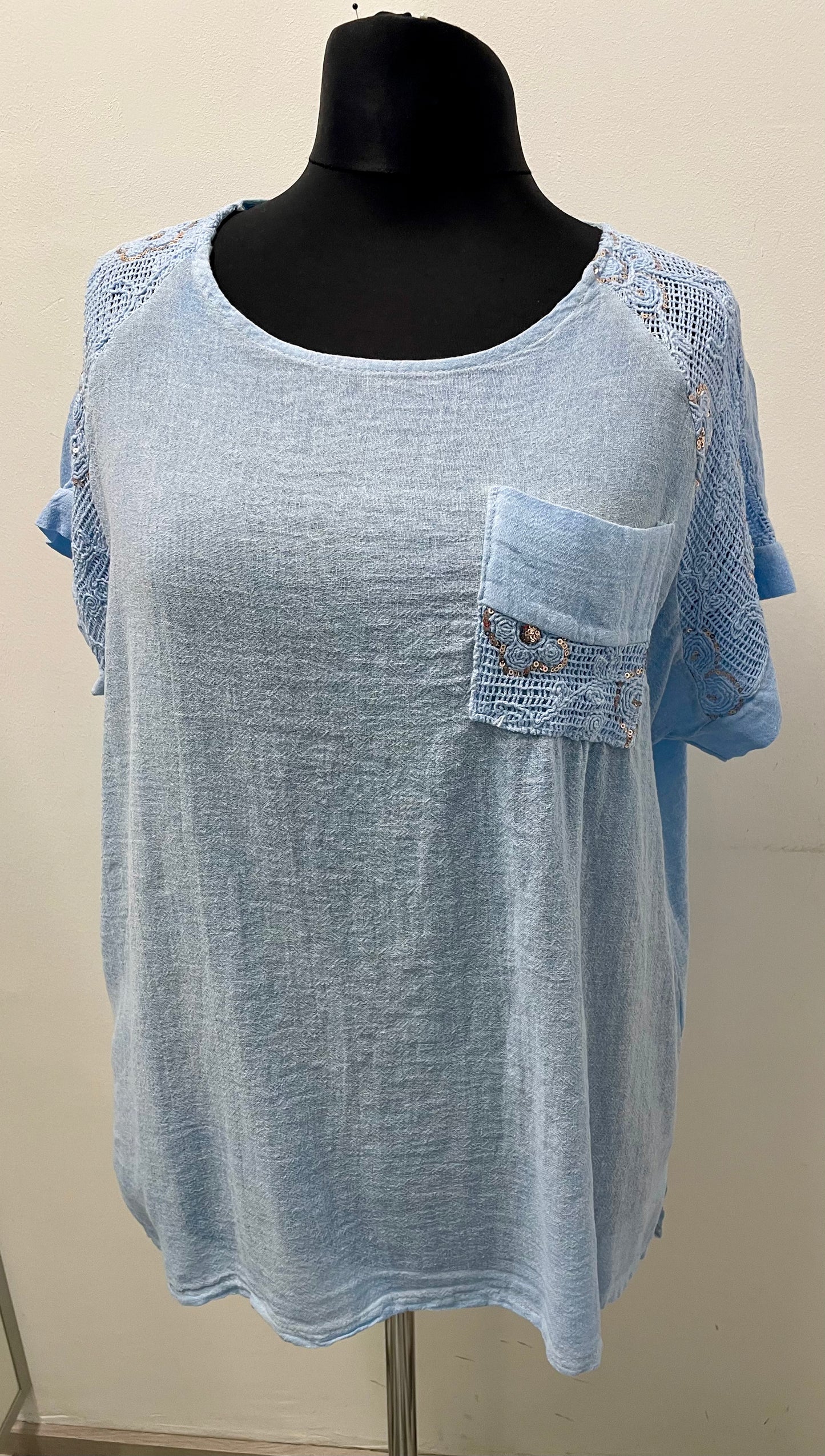 Shirt mit bestickten Netzeinsatz