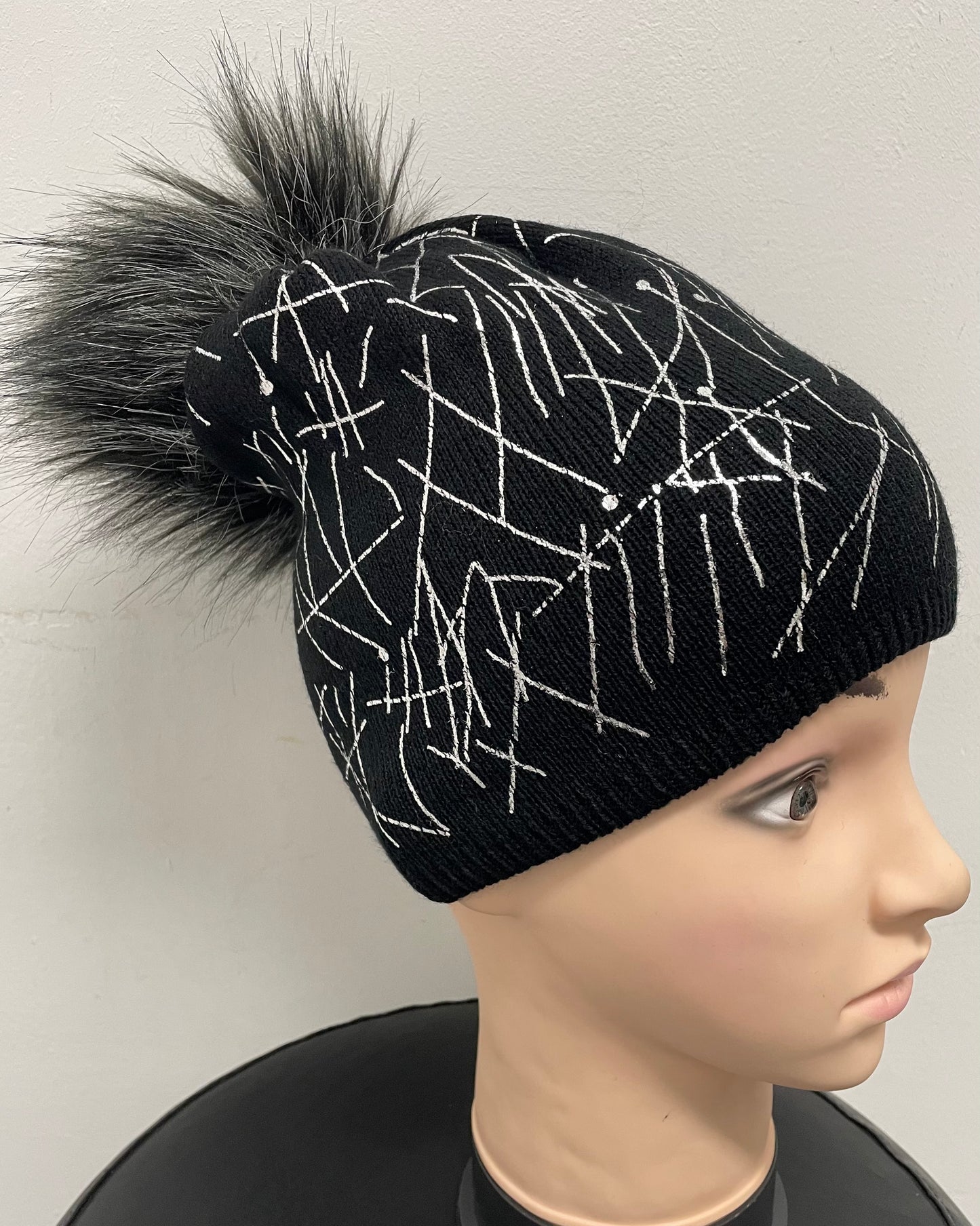 Mütze mit silberfarbenen Muster