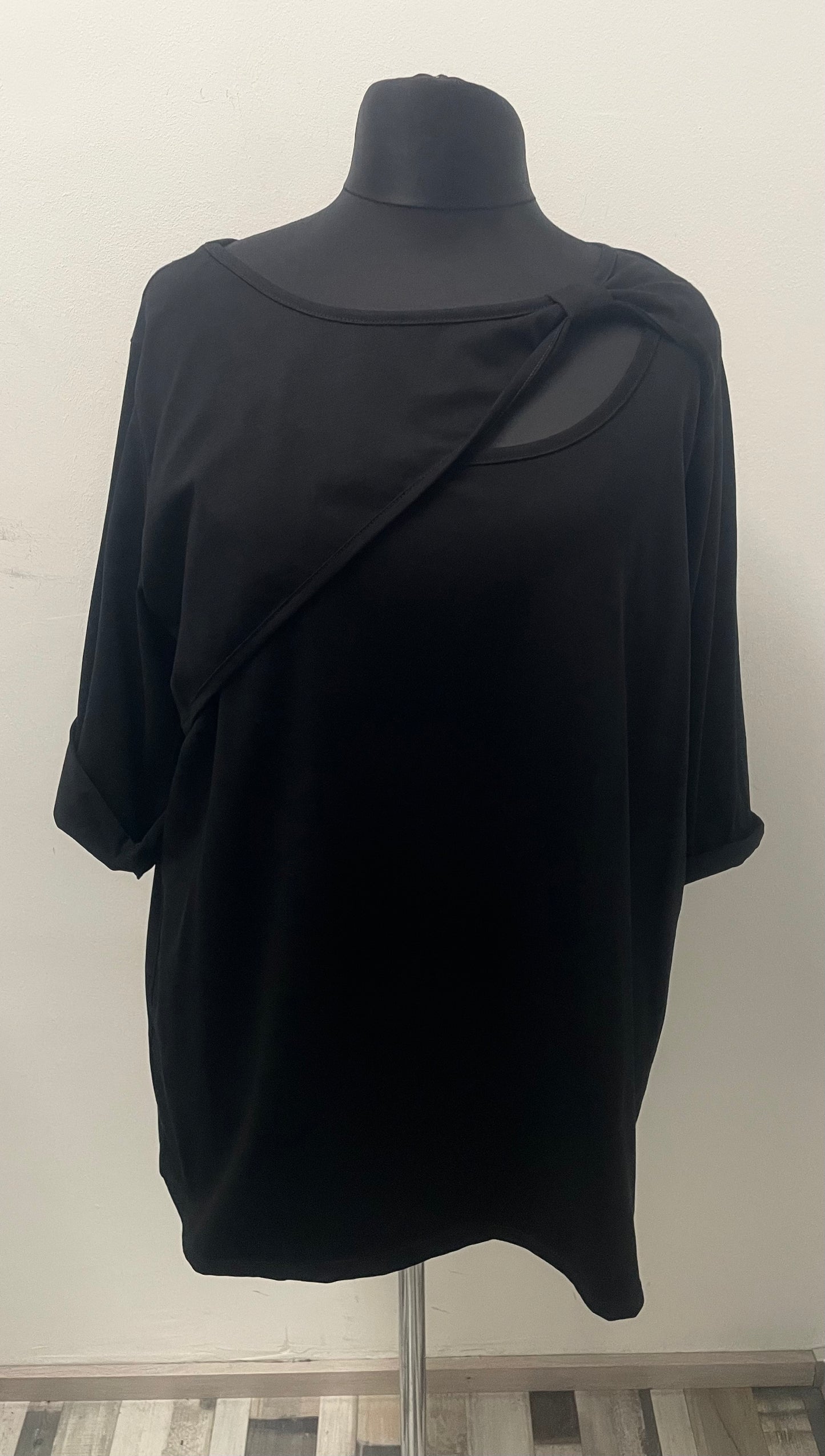 Shirt mit asymmetrischen Ausschnitt