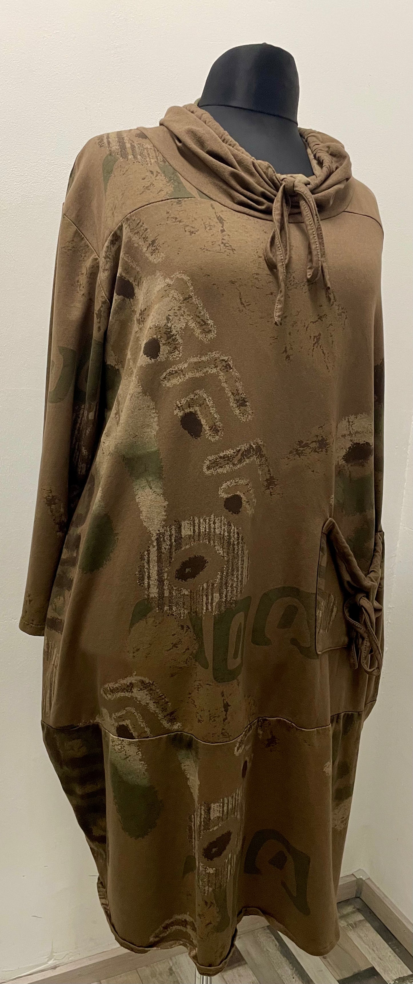 Kleid mit Schlauchkragen und aufgesetzter Tasche