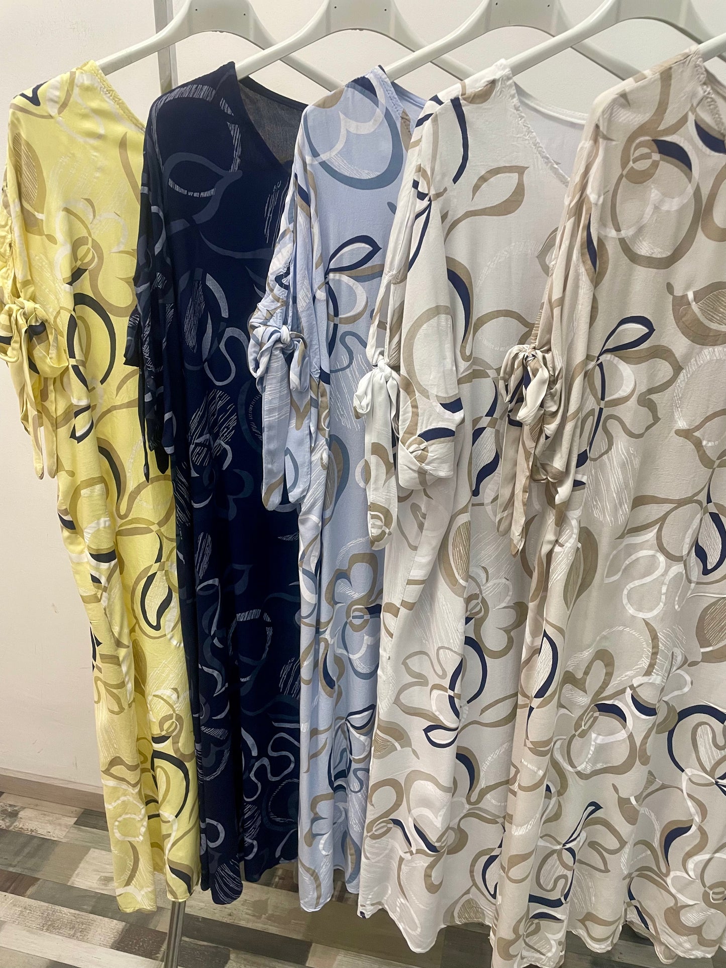 Sommerkleid mit dekorativen Bindedetail