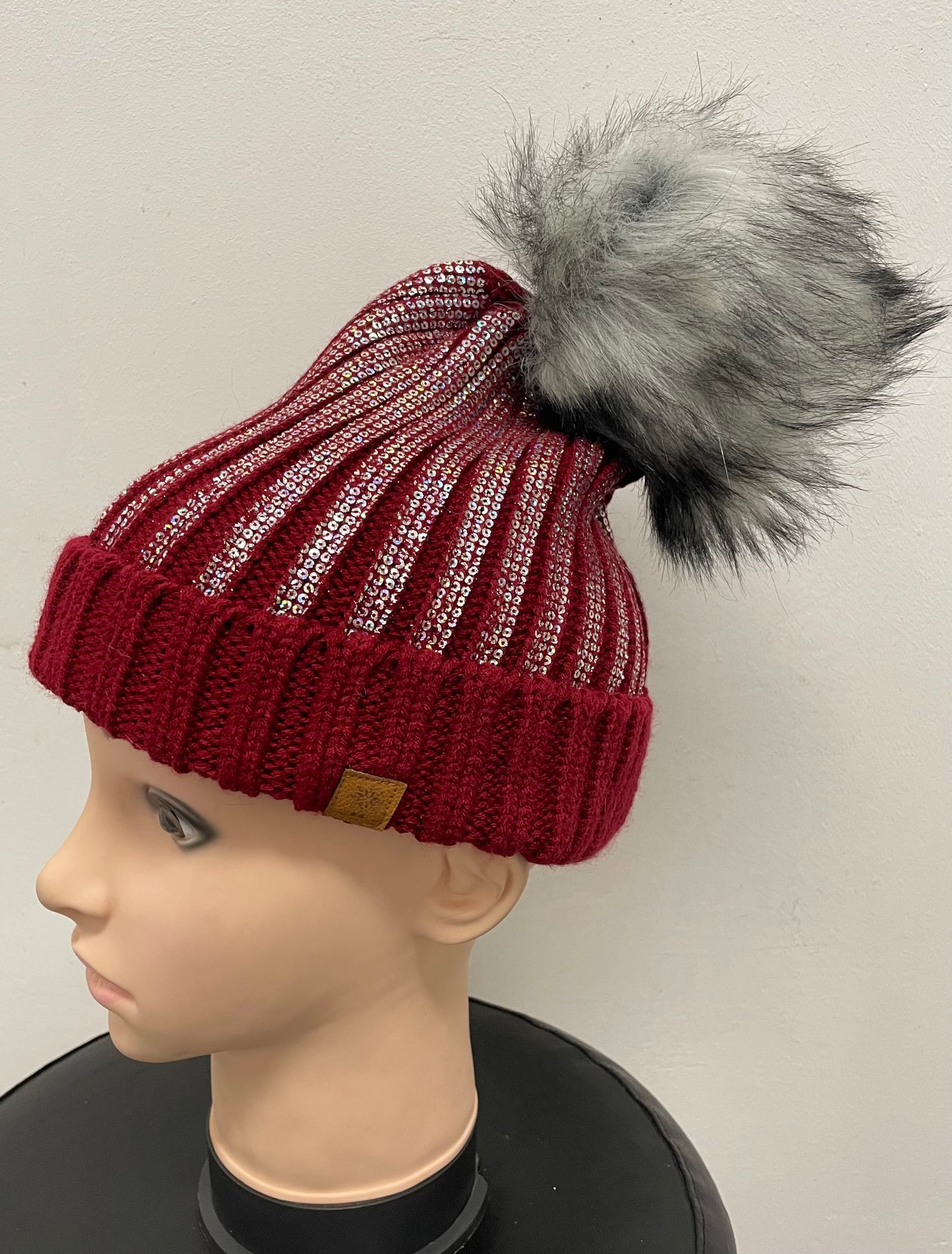 Strickmütze mit Bommel