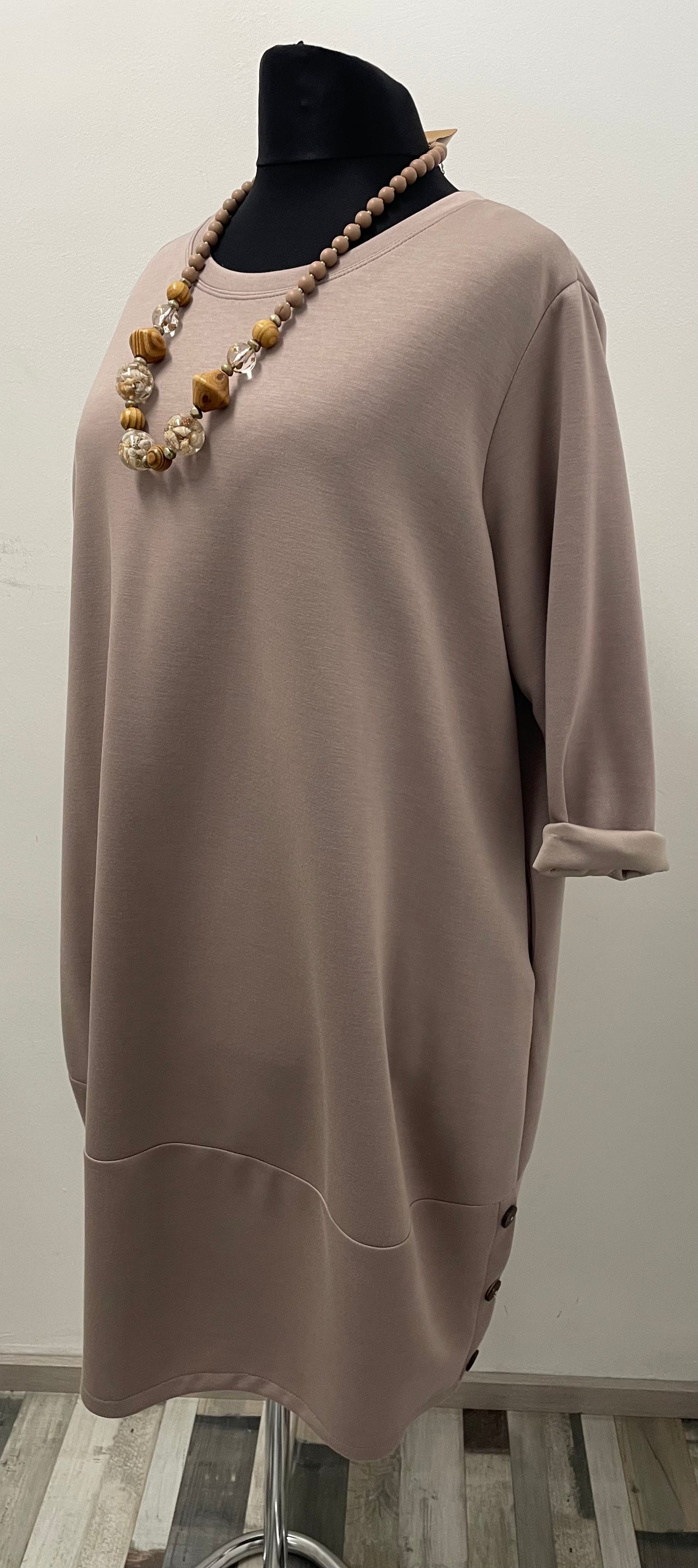 Kleid mit Zierknöpfe