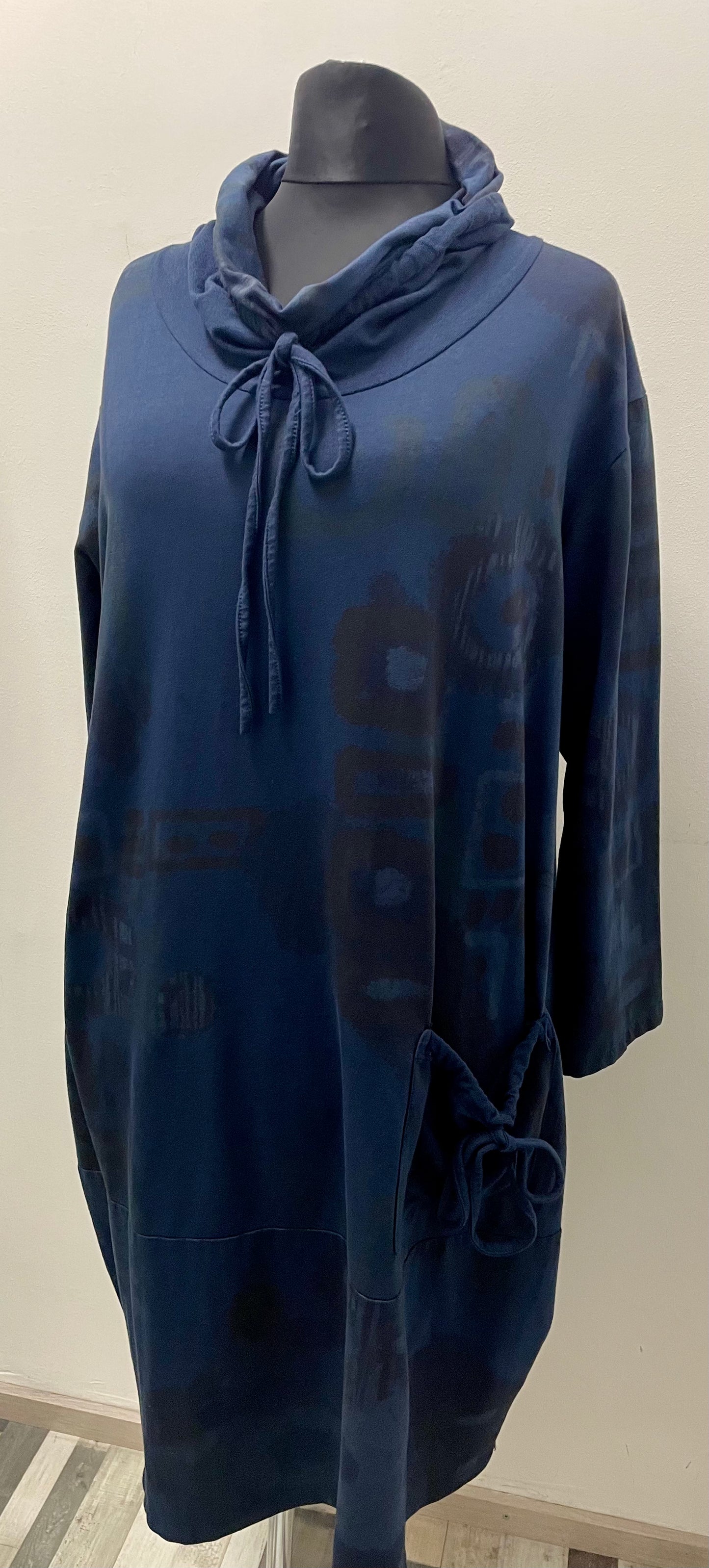 Kleid mit Schlauchkragen und aufgesetzter Tasche