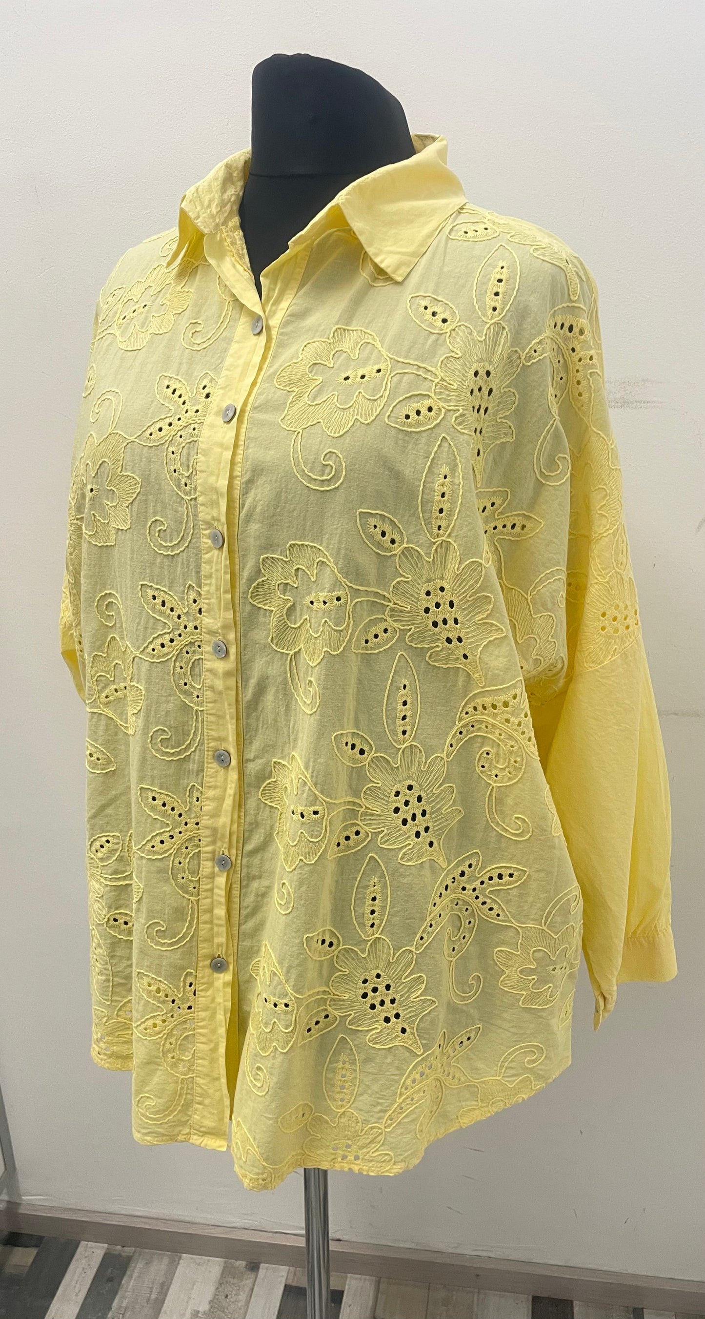 Bluse mit Blumenstickerei