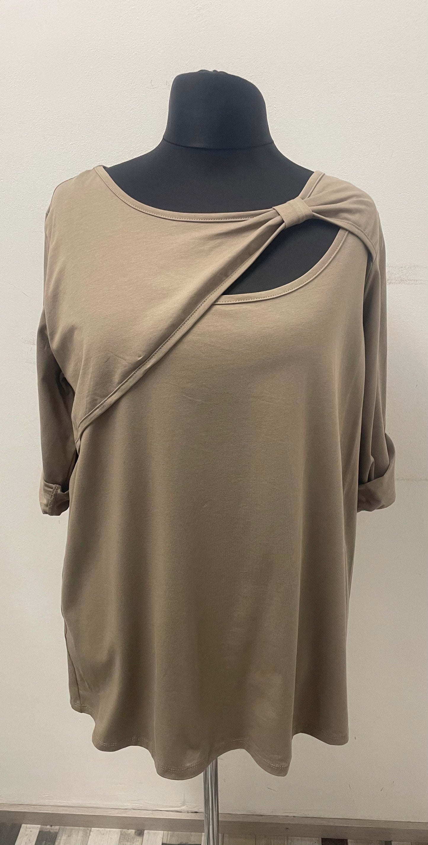 Shirt mit asymmetrischen Ausschnitt