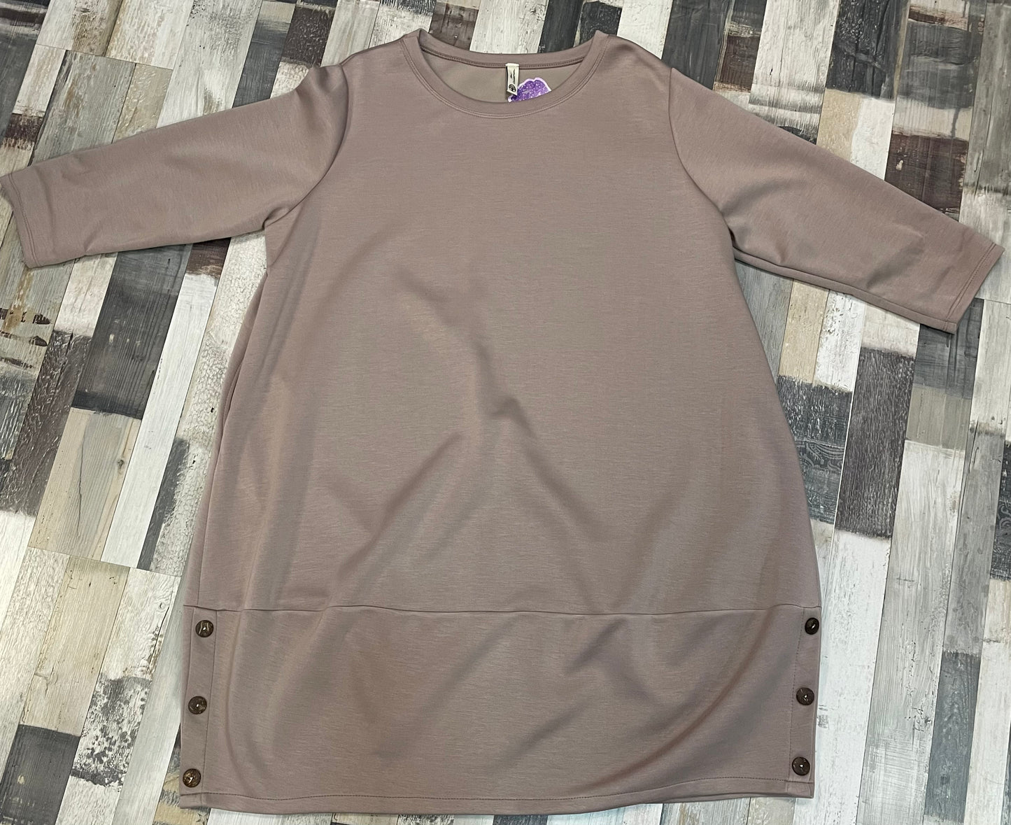 Kleid mit Zierknöpfe