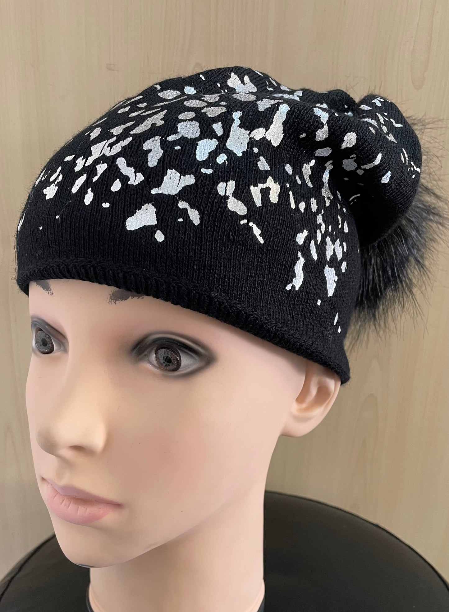 Wollmütze mit Bommel