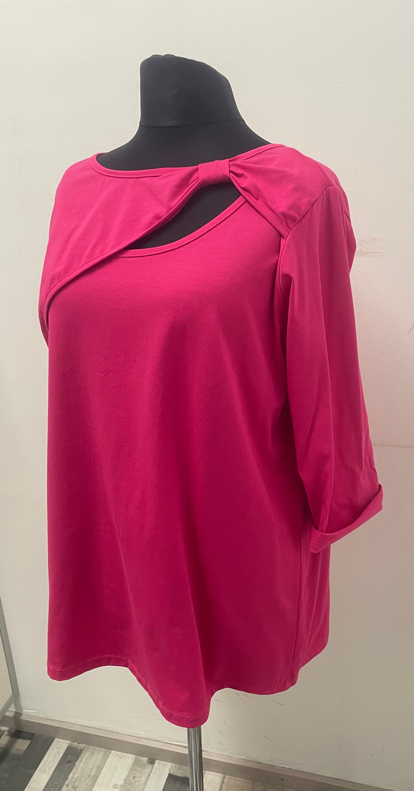 Shirt mit asymmetrischen Ausschnitt