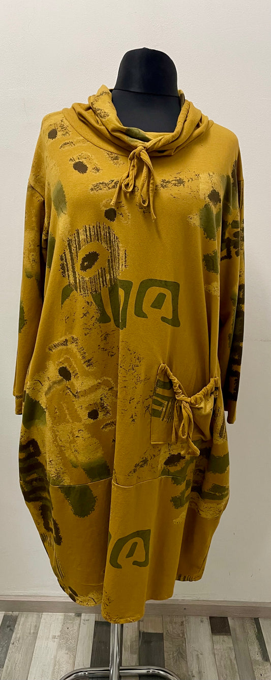 Kleid mit Schlauchkragen und aufgesetzter Tasche