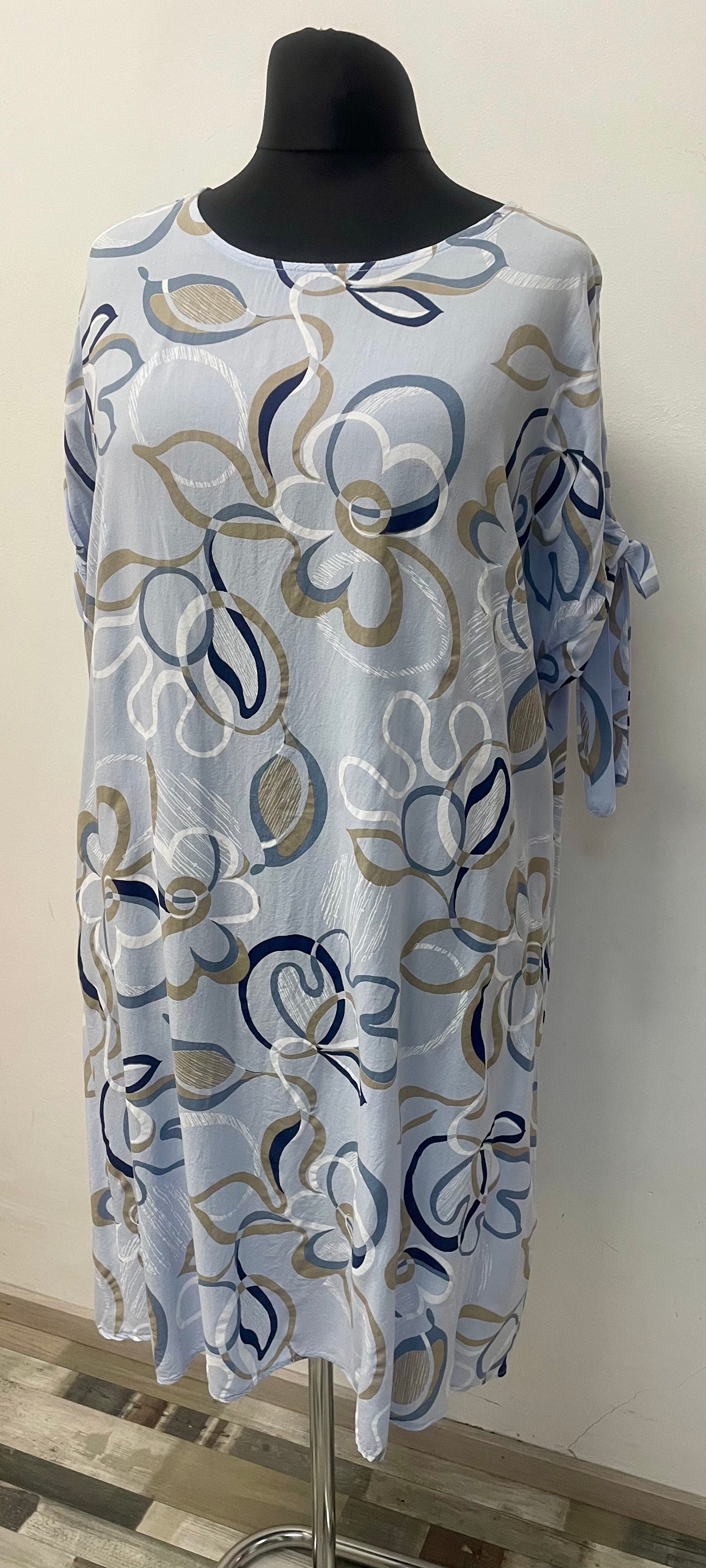 Sommerkleid mit dekorativen Bindedetail
