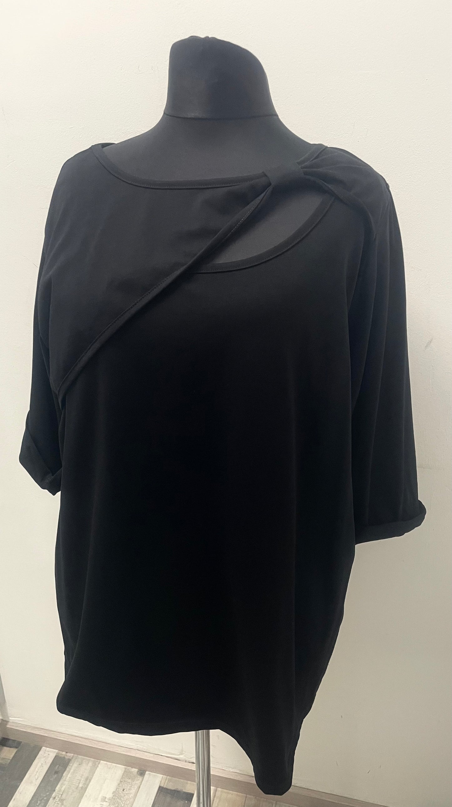 Shirt mit asymmetrischen Ausschnitt