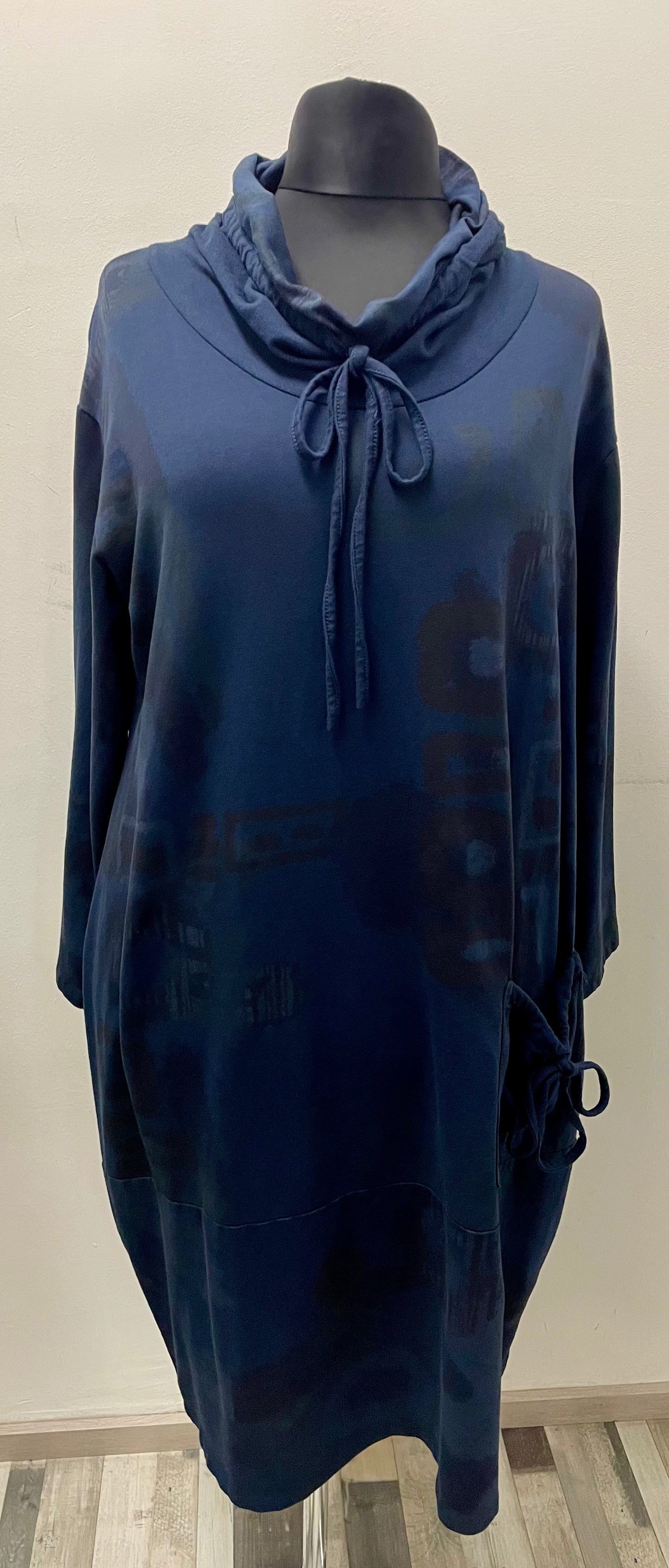 Kleid mit Schlauchkragen und aufgesetzter Tasche
