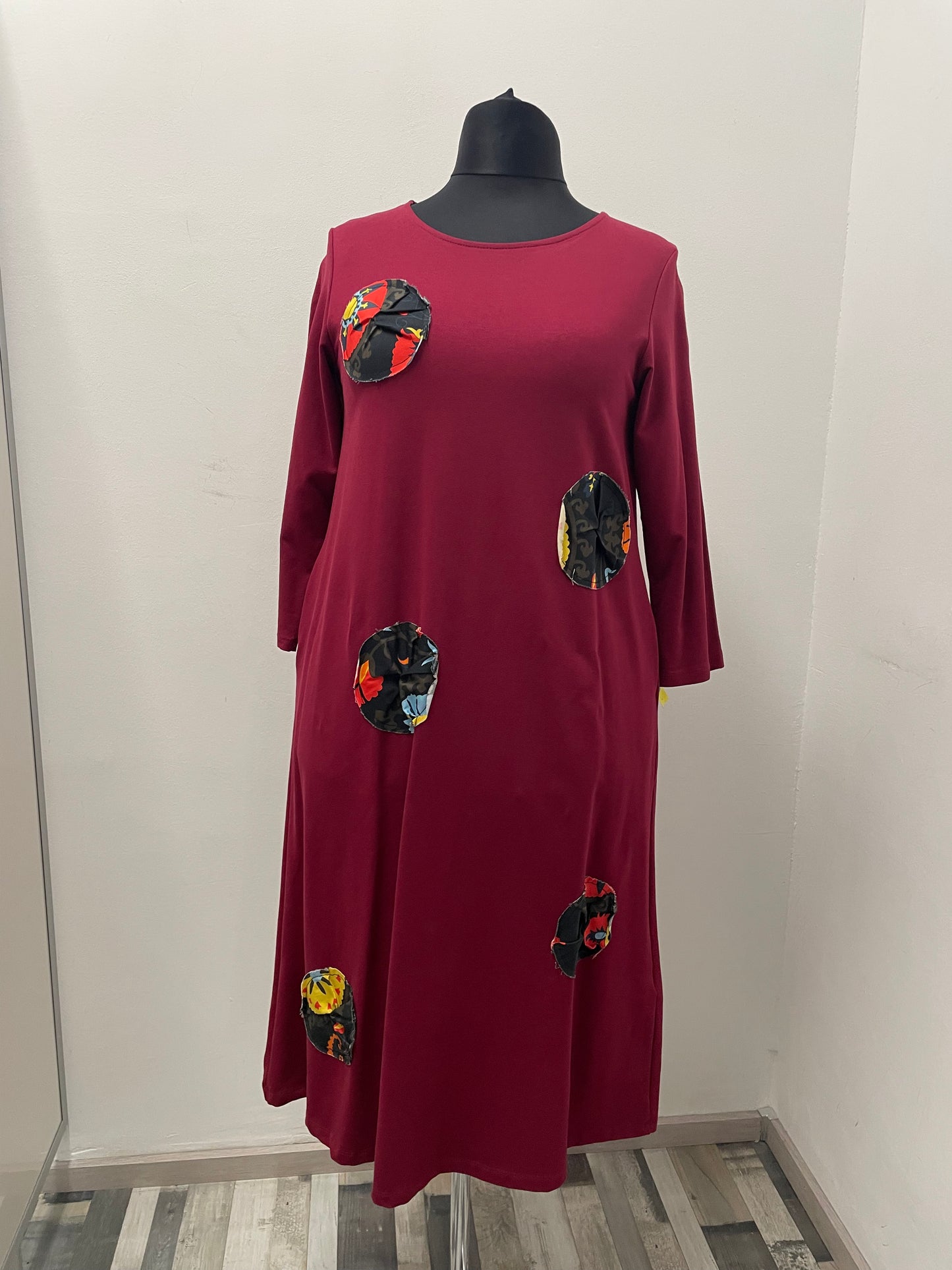 Kleid mit aufgenähten Kontrastkreise