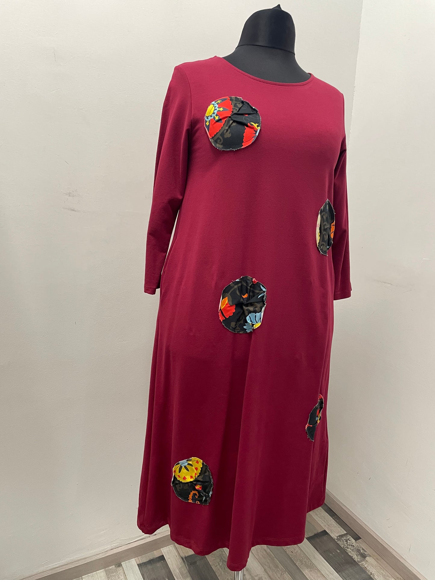 Kleid mit aufgenähten Kontrastkreise